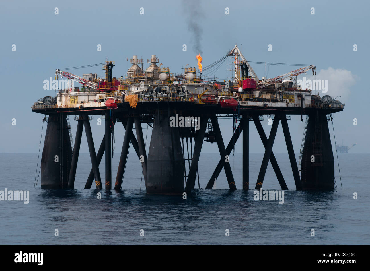 Petrobras 65 plate-forme pétrolière au large de Rio de Janeiro, Brésil, bassin de Campos Banque D'Images
