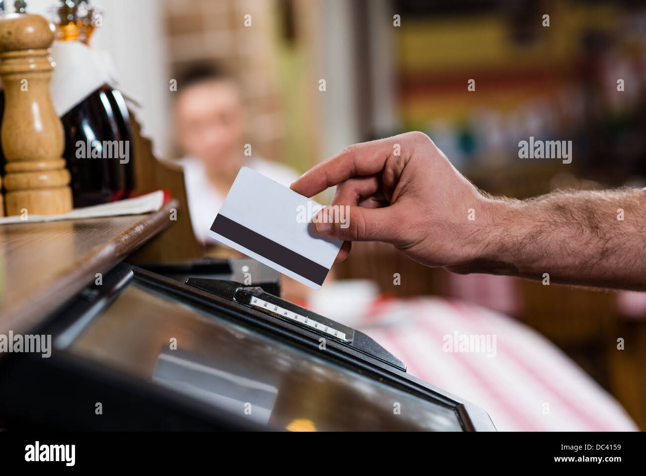 Serveur insère la carte dans un terminal d'ordinateur Banque D'Images