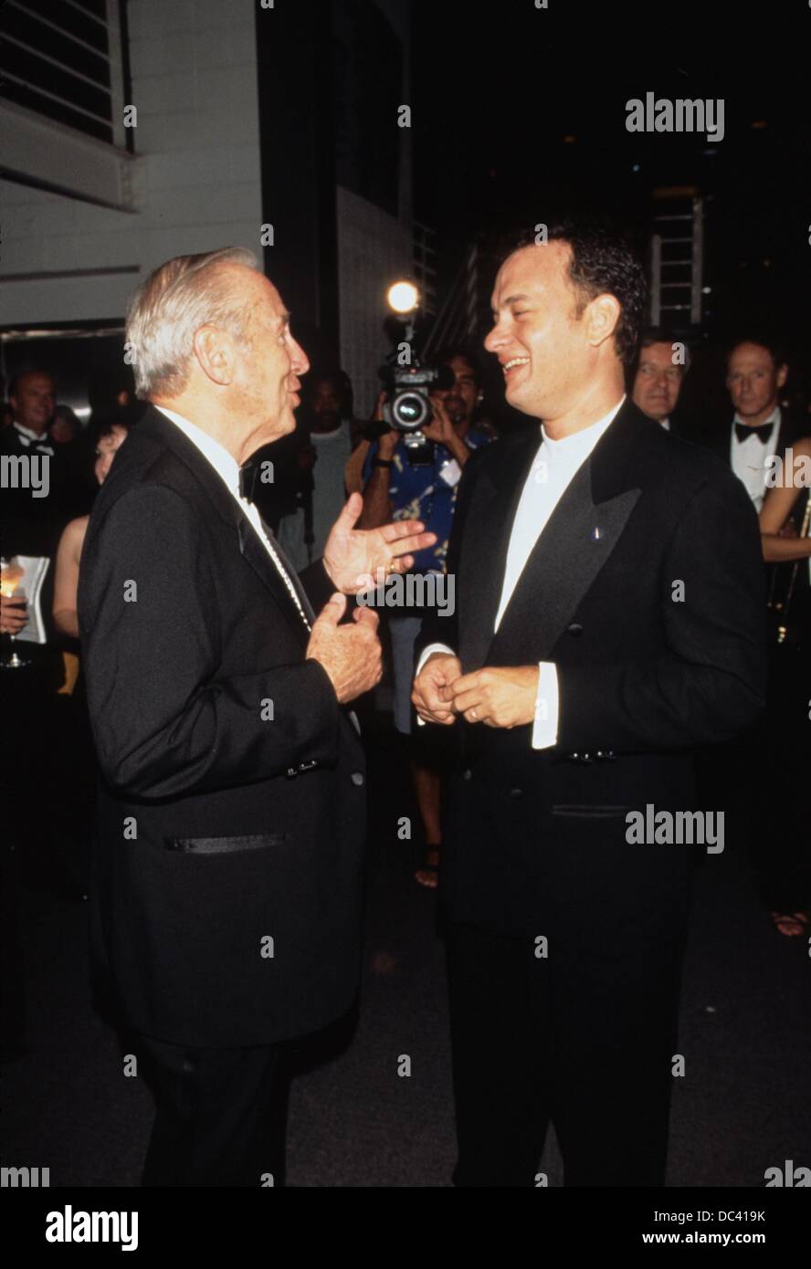 TOM HANKS avec Jim Novell.Museum of Flying 3e salute à l'aviation un bond de géant 1996.k6246FB.(Image Crédit : © Fitzroy Barrett/Globe Photos/ZUMAPRESS.com) Banque D'Images