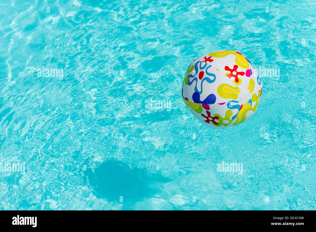 Ballon de plage colorées flottant sur l'eau de piscine Banque D'Images