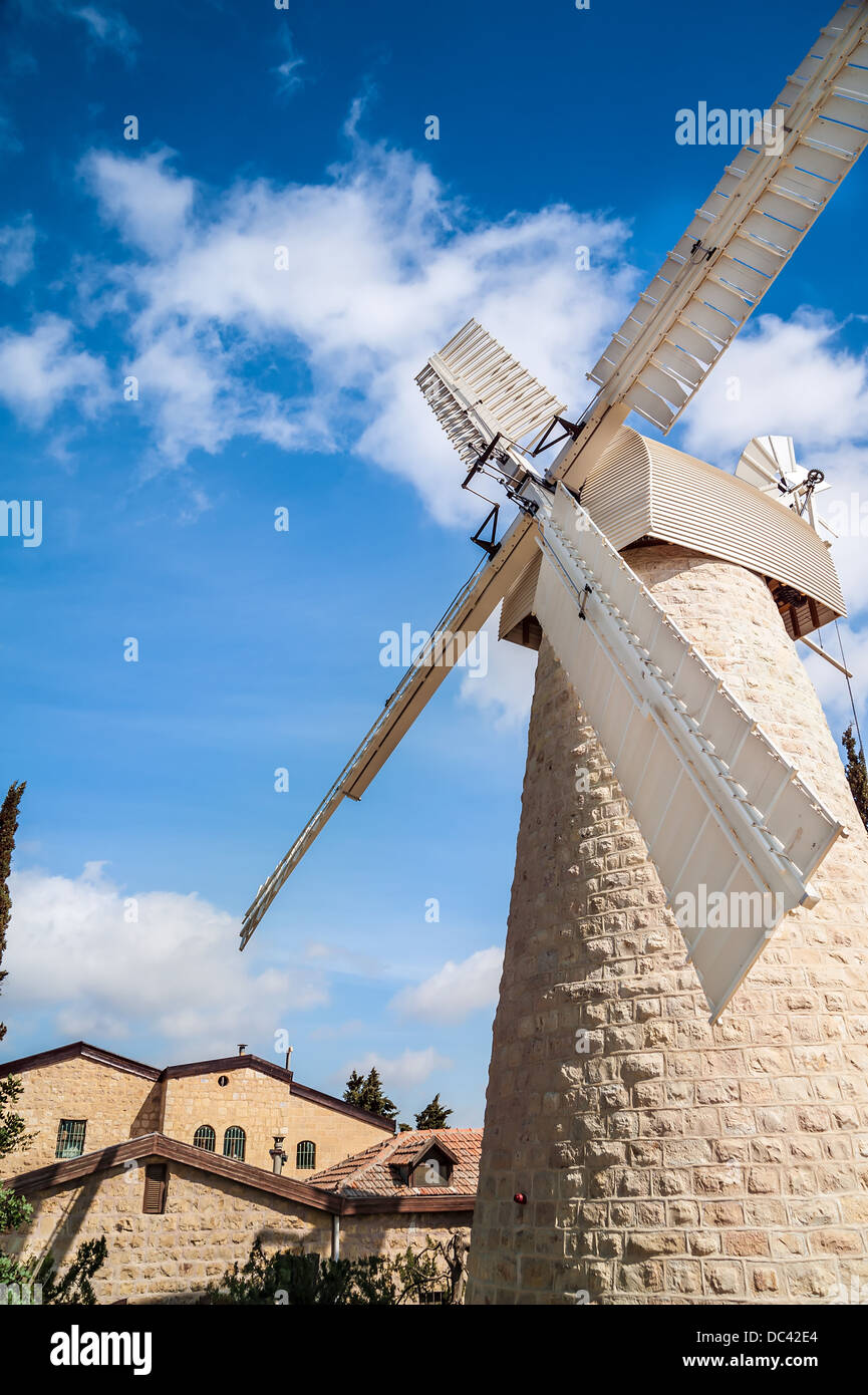 Moulin à Yemin Moshe Montifiori Jérusalem, sur fond de ciel bleu Banque D'Images