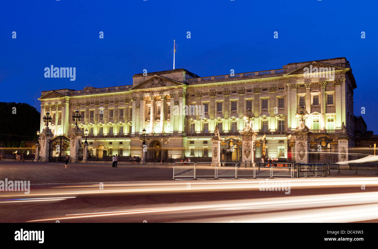 Le centre commercial de nuit avec Victoria Monument et Buckingham Palace London UK Banque D'Images