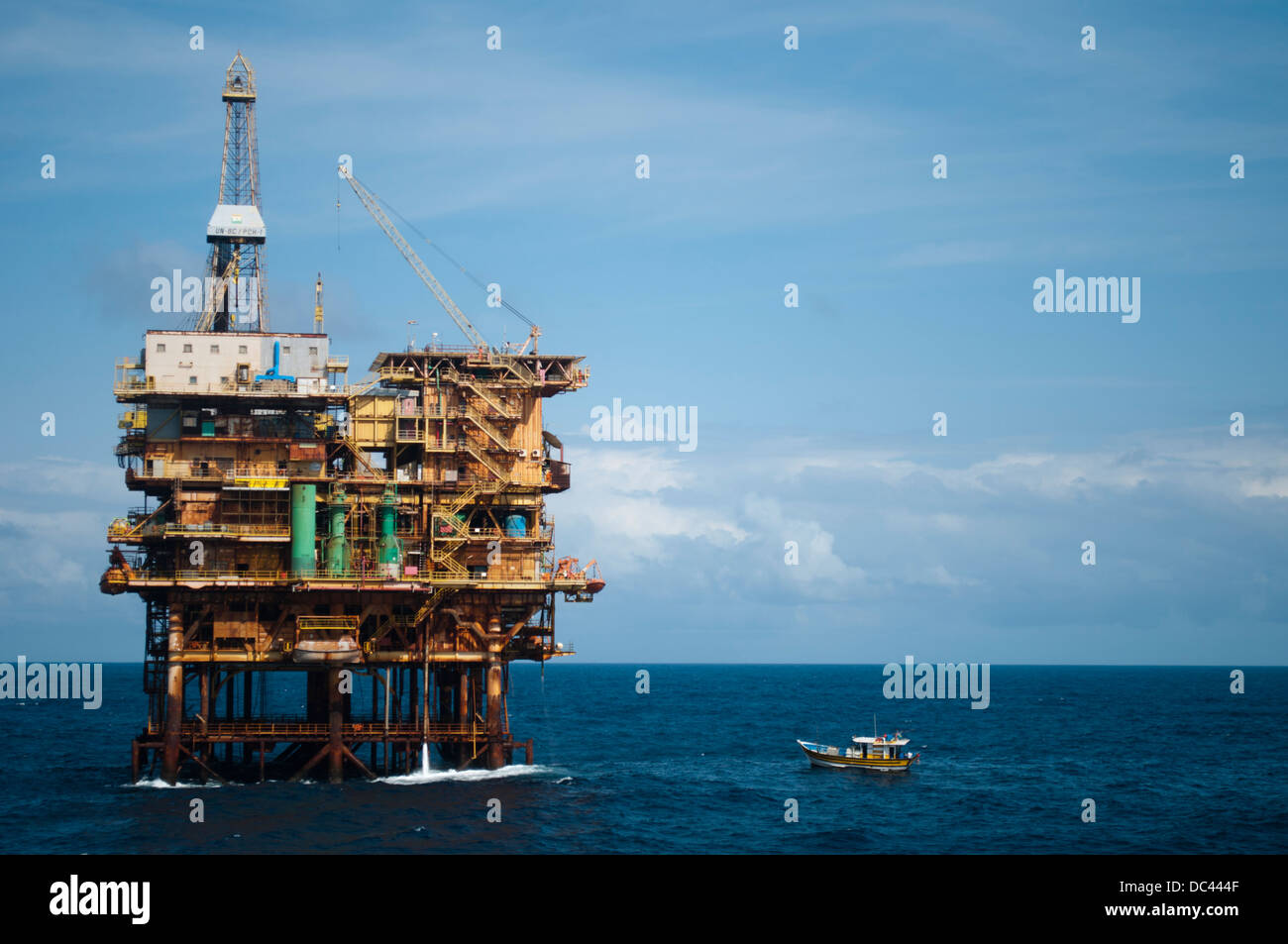 Petit bateau de pêche amarré sur plate-forme pétrolière offshore PCH-01, travaillant pour Petrobras, bassin de Campos, Rio de Janeiro, Brésil Banque D'Images