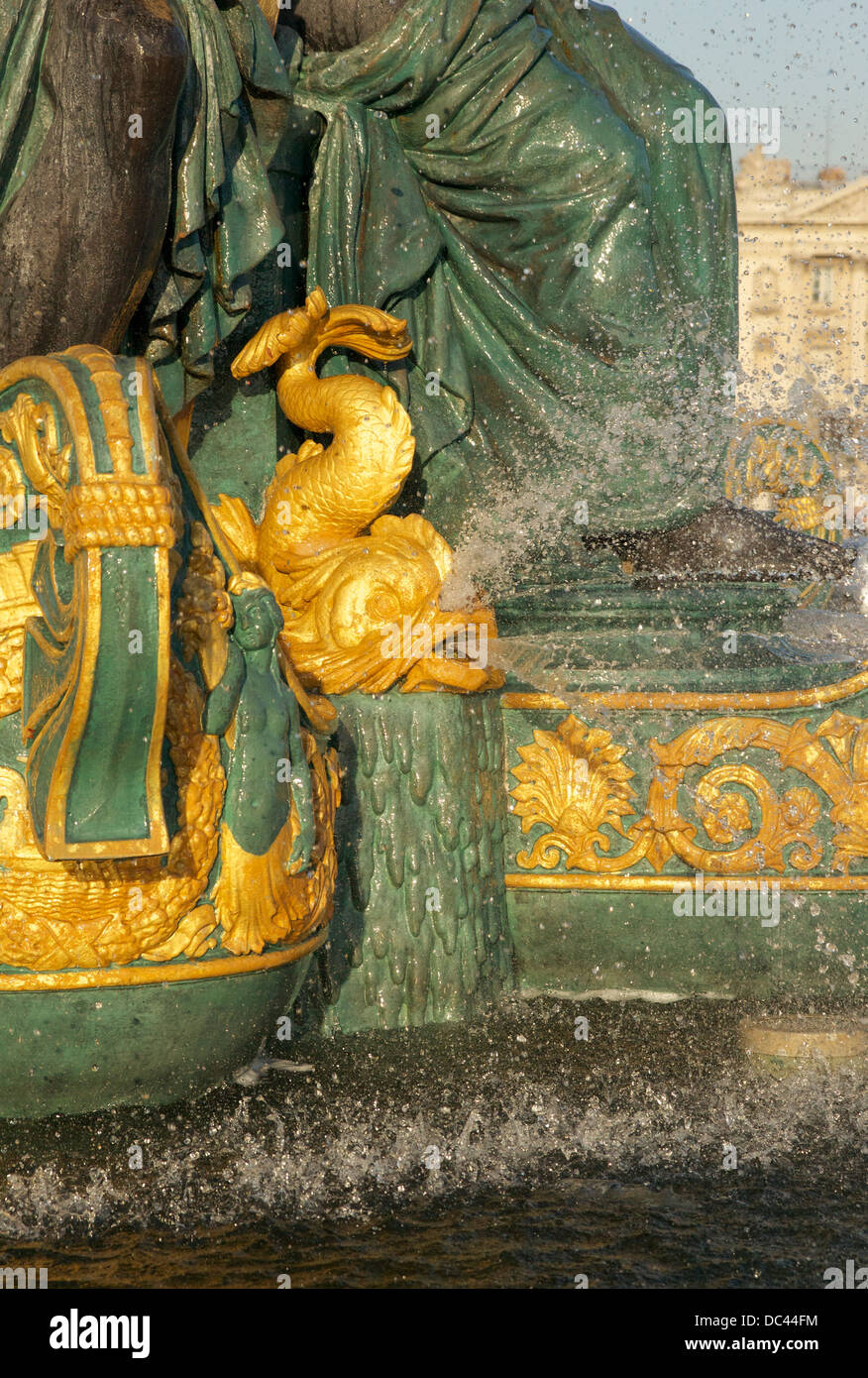 Un dauphin. Détail de la "fontaine de la mer", de la place de la Concorde, Paris. Banque D'Images