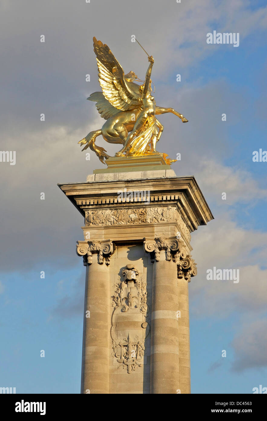 'La renommée au combat', rive gauche (en amont), pont Alexandre III, Paris. Lumière du soir. Banque D'Images