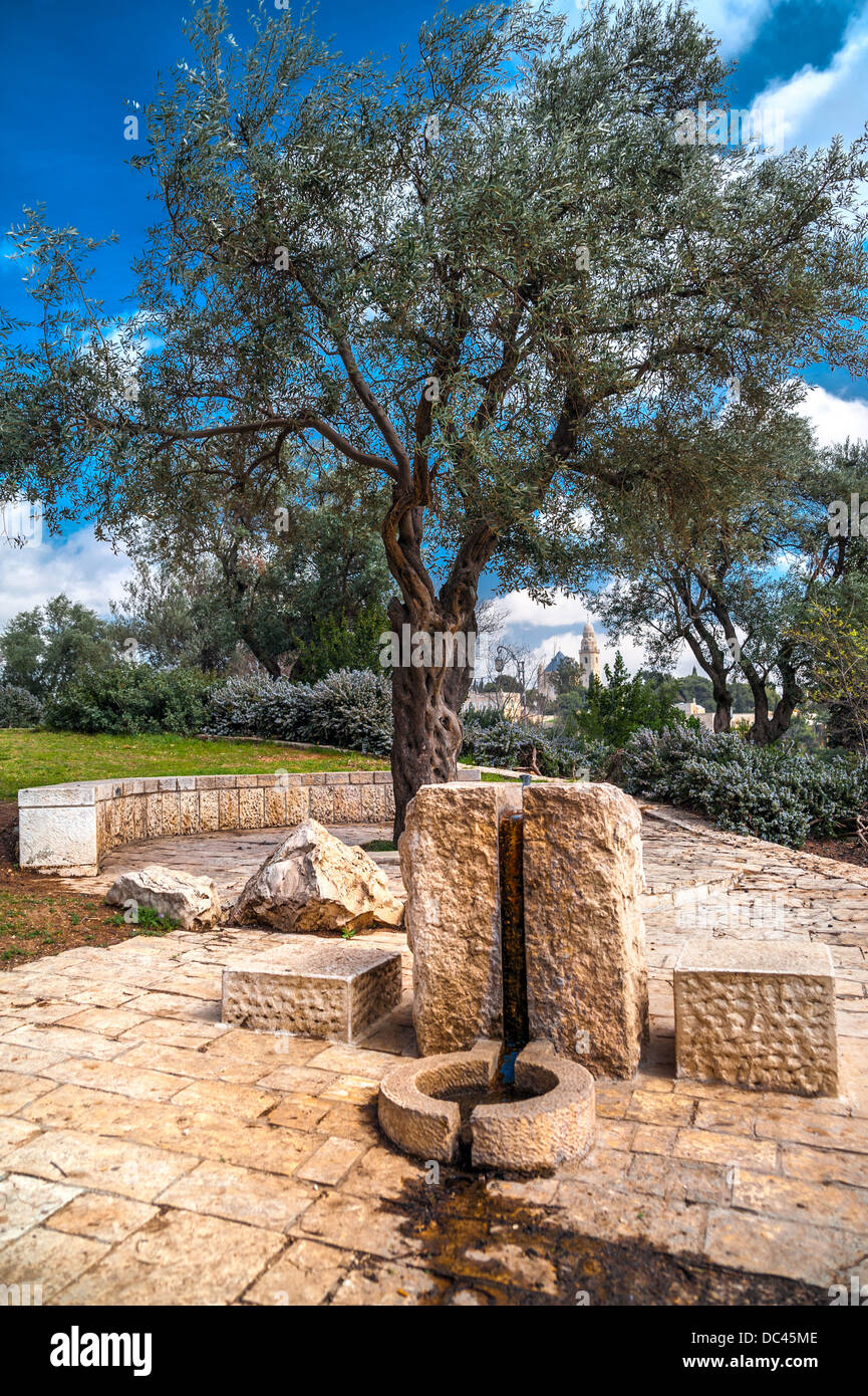Fontaine d'eau potable dans le parc de Jérusalem près de la Vieille Ville Banque D'Images