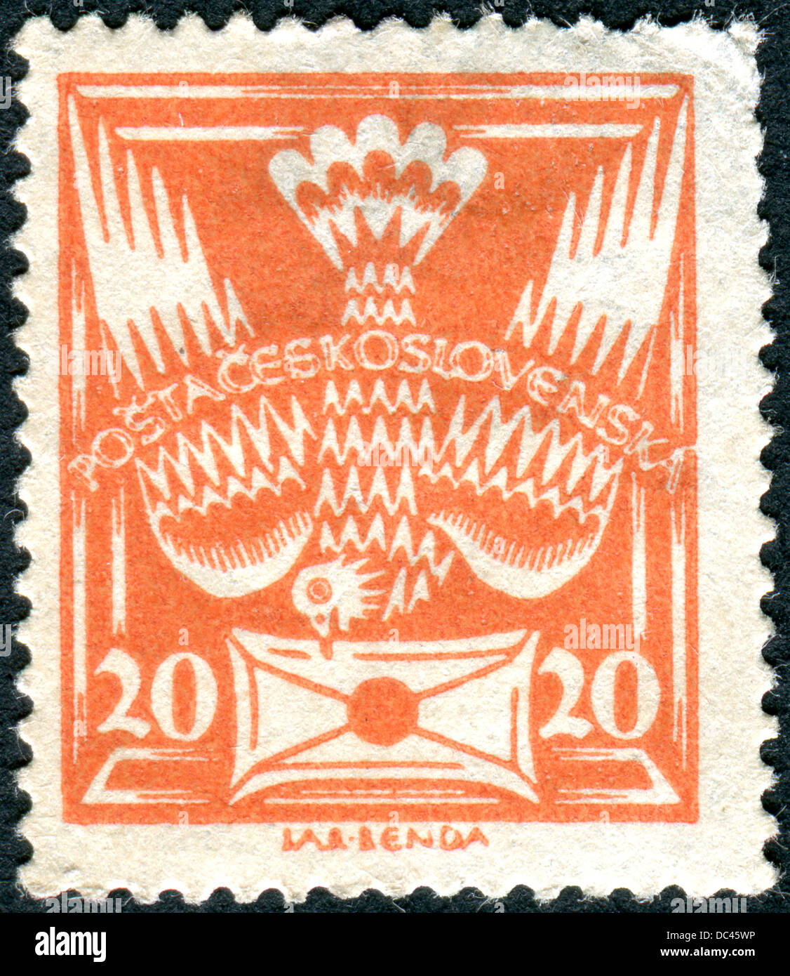 La Tchécoslovaquie - VERS 1921 : un timbre imprimé en Tchécoslovaquie, montre un pigeon avec une lettre, vers 1921 Banque D'Images