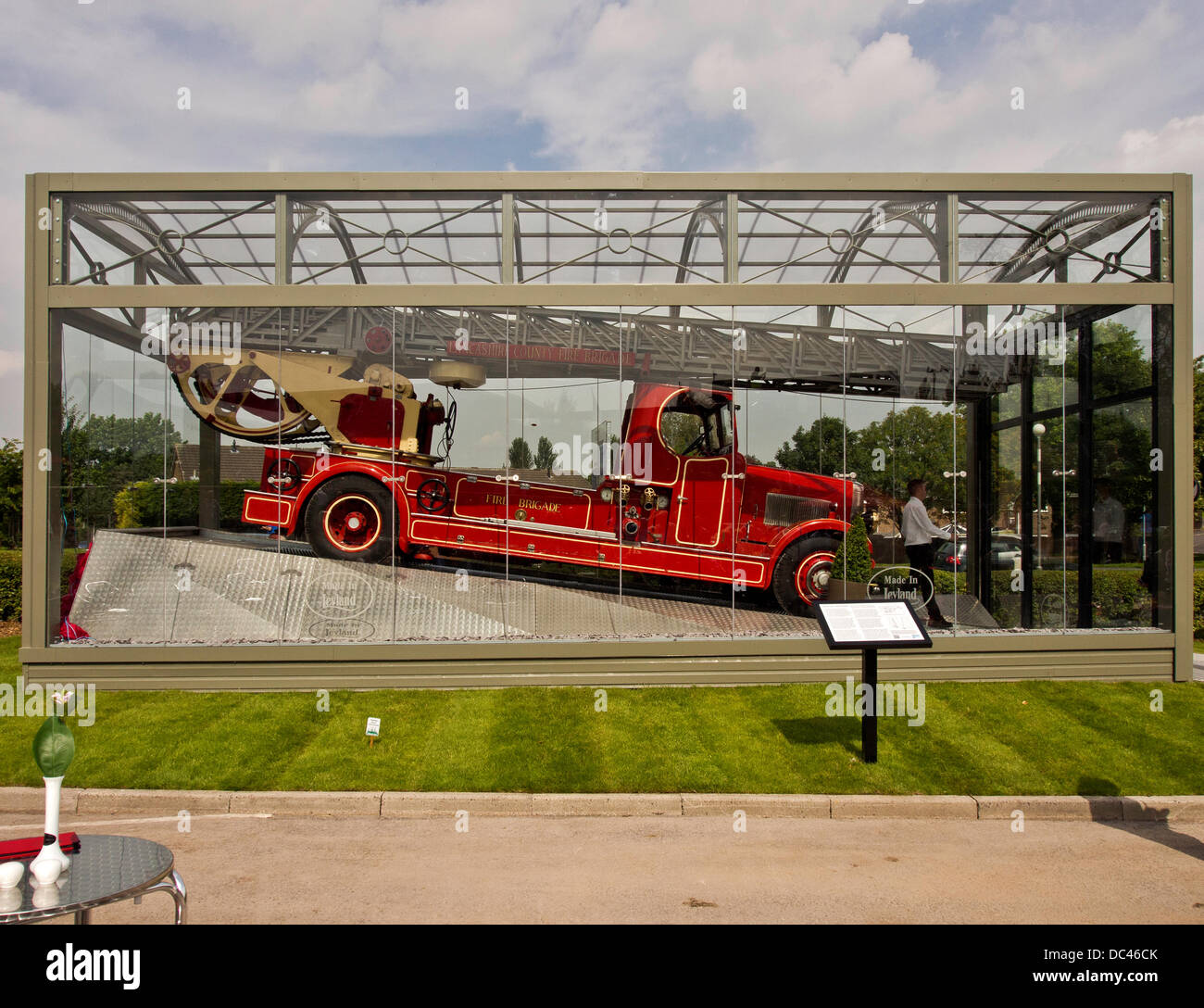 Leyland, Lancashire, UK 8e août 2013. Dernier survivant 1938 Leyland TL à incendie, nommée Norma, dévoilé pour la première fois dans son nouveau boîtier en verre dans le cadre du projet Gateway Leyland devant des invités. © Sue Burton/Alamy News Banque D'Images