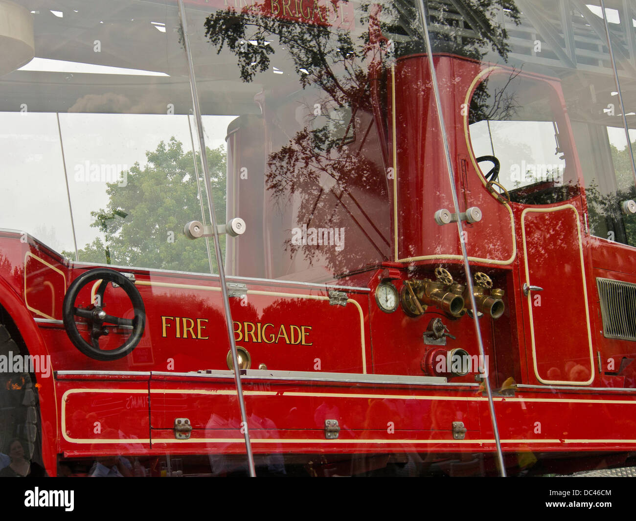 Leyland, Lancashire, UK 8e août 2013. Dernier survivant 1938 Leyland TL à incendie, nommée Norma, dévoilé pour la première fois dans son nouveau boîtier en verre dans le cadre du projet Gateway Leyland devant des invités. © Sue Burton/Alamy News Banque D'Images