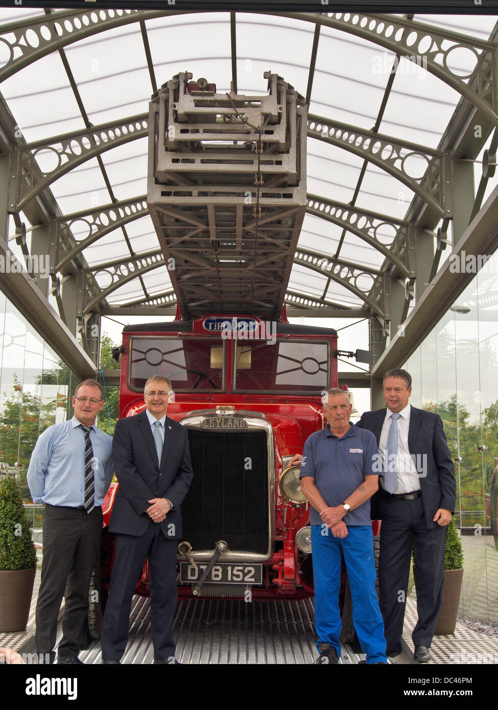 Leyland, Lancashire, UK 8e août 2013. Dernier survivant 1938 Leyland TL à incendie, nommée Norma, dévoilé pour la première fois dans son nouveau boîtier en verre dans le cadre du projet Gateway Leyland devant des invités. © Sue Burton/Alamy News Banque D'Images