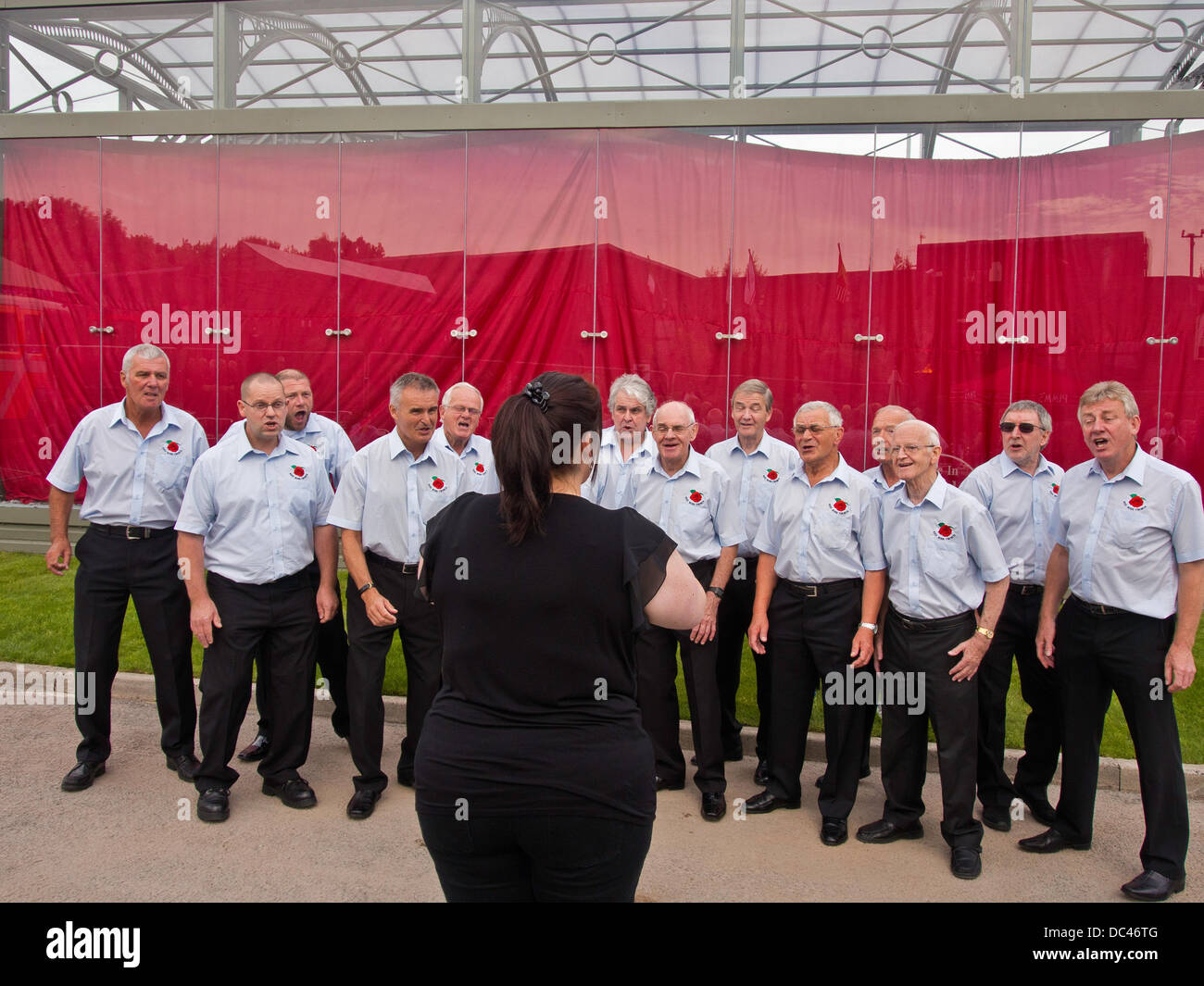 Leyland, Lancashire, UK 8 août 2013.La Rose rouge Chorus offrant un divertissement musical à la cérémonie de dévoilement de la TL 1938 Leyland Fire Engine © Sue Burton/Alamy News Banque D'Images