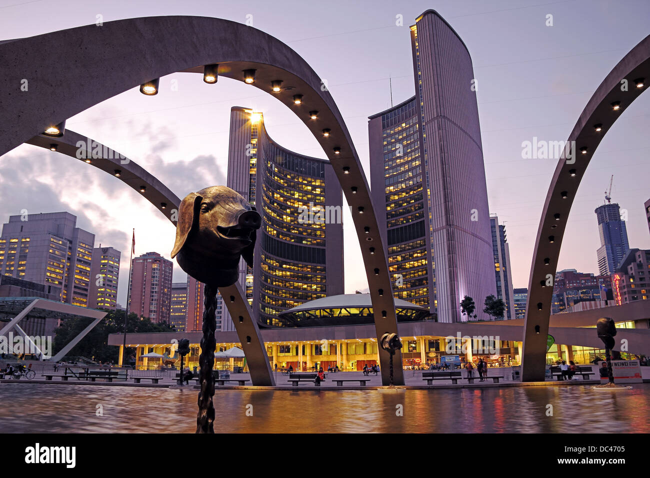 L'Hôtel de Ville de Toronto en début de soirée avec Ai Weiwei signe zodiacal chinois sculptures à l'intérieur du miroir d'eau en 2013 Banque D'Images