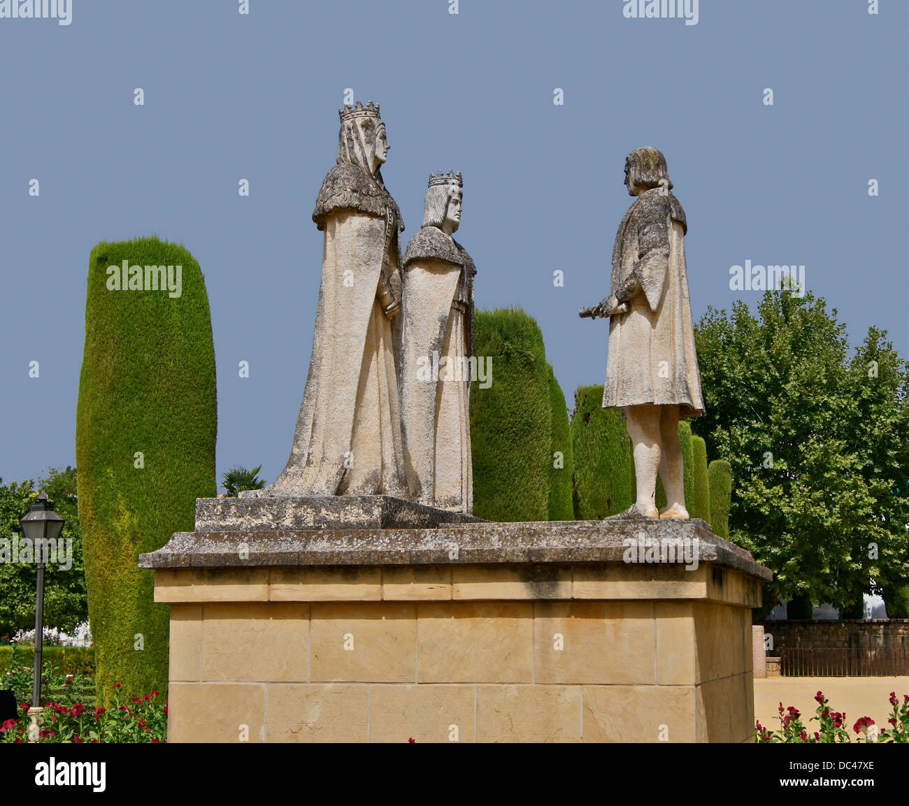 Isabel de Castille, Fernando d'Aragon, et Christophe Colomb, des statues dans le jardin de l'Alcazar de Cordoue, Espagne. Banque D'Images