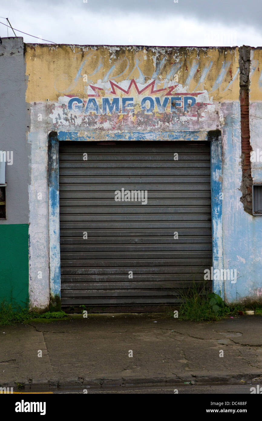 Une porte de garage métallique avec les mots 'Game Over' au-dessus de lui dans Paraty, RJ, Brésil, en février 2013. Banque D'Images