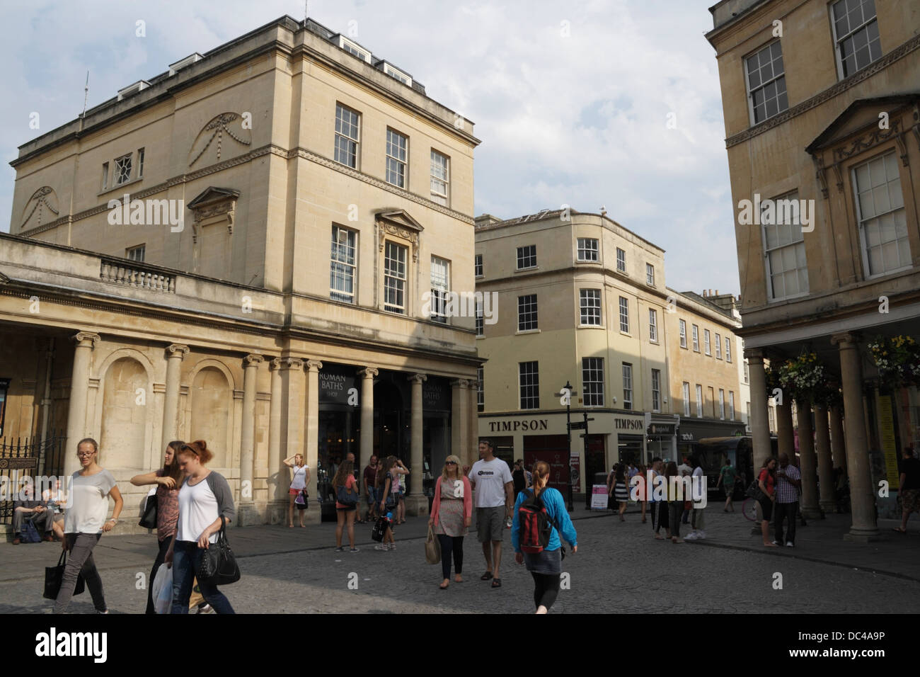 Les gens qui marchent à travers la rue Sall dans le centre de Bath England, ville anglaise scène de rue Banque D'Images Les gens qui marchent à travers la rue Sall dans le centre de Bath England, ville anglaise scène de rue Banque D'Images
