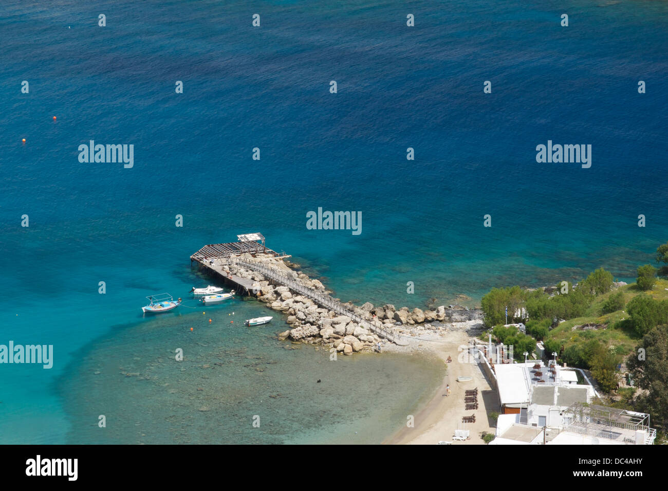 Une jetée et quelques bateaux à Lindos, île de Rhodes, Grèce. Banque D'Images