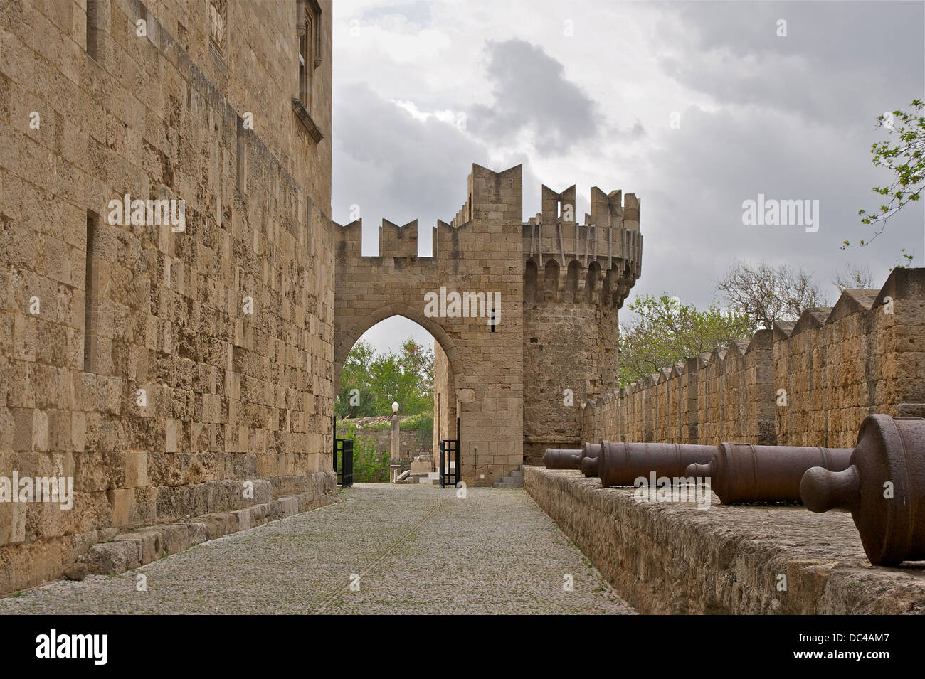 Les murs, gate, tour et canons, palais du Grand-maître des Chevaliers de Rhodes, Rhodes, Grèce. Banque D'Images