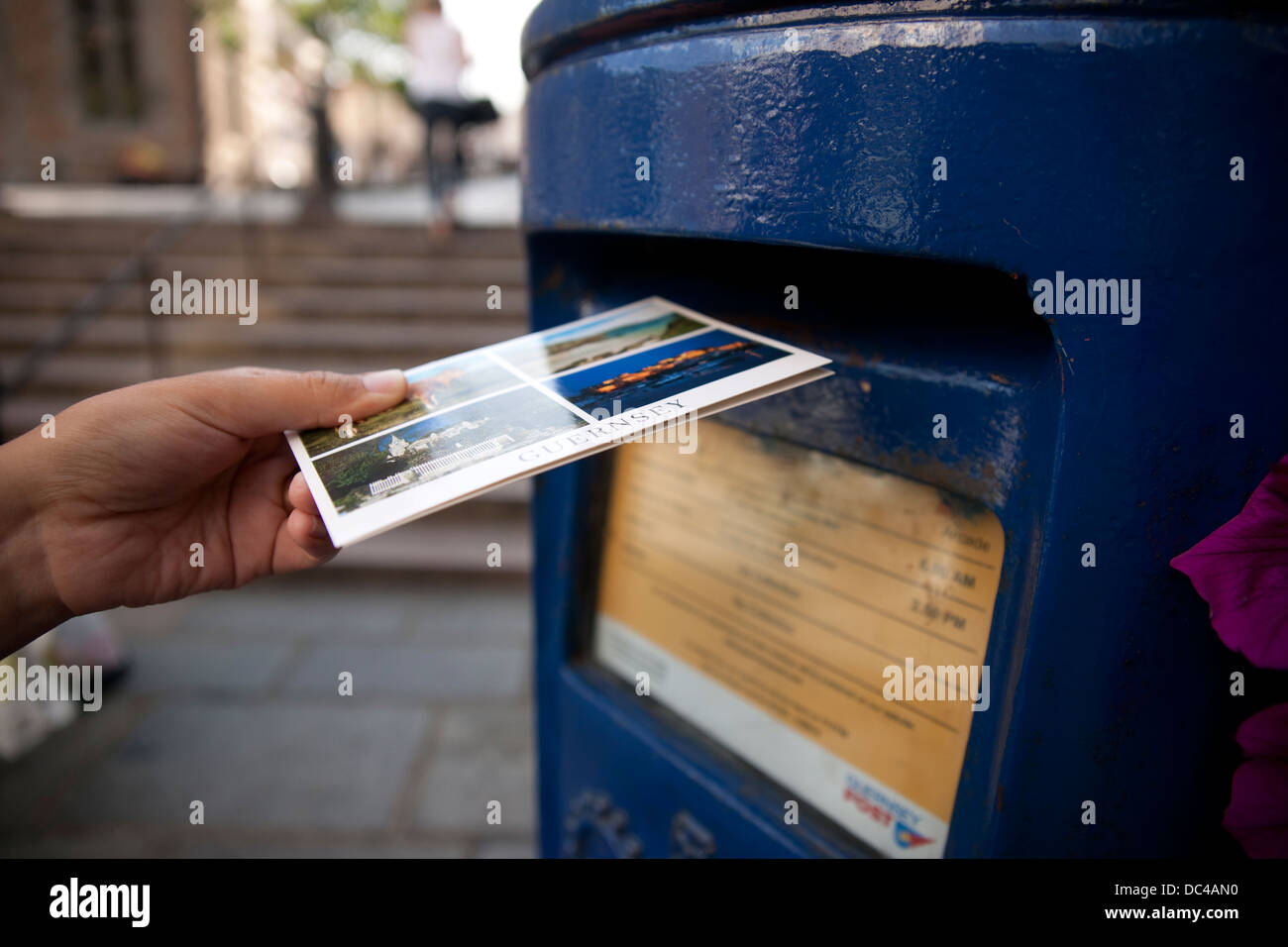 Guernsey Post Office Post Box et d'une carte postale Banque D'Images