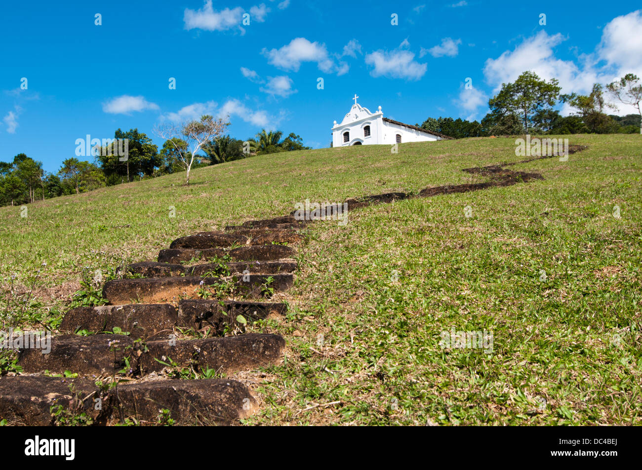 Petite église catholique dans le haut d'une colline avec un escalier Banque D'Images