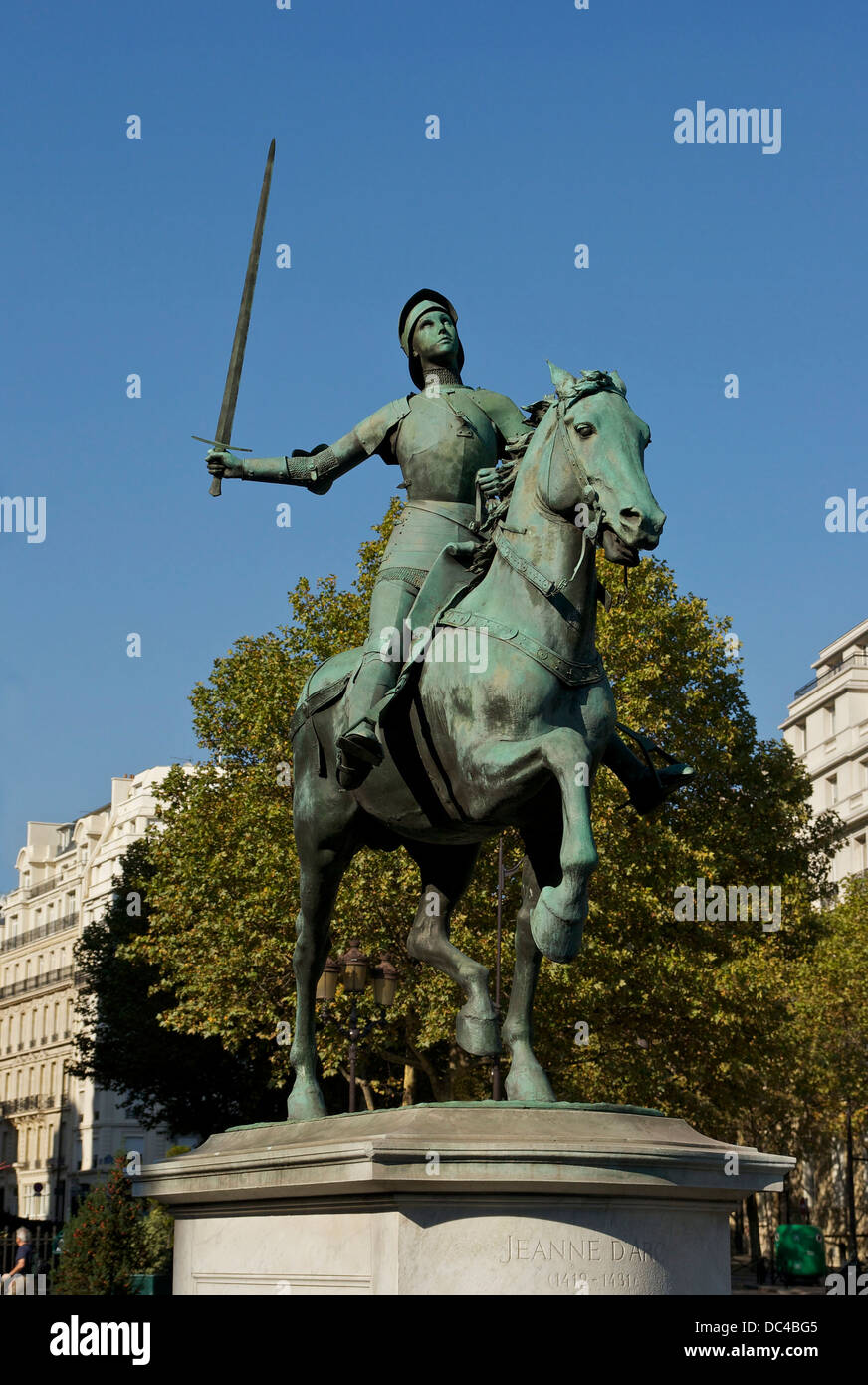 Statue équestre de Jeanne d'Arc, par Paul Dubois, place Saint-Augustin, Paris. Banque D'Images