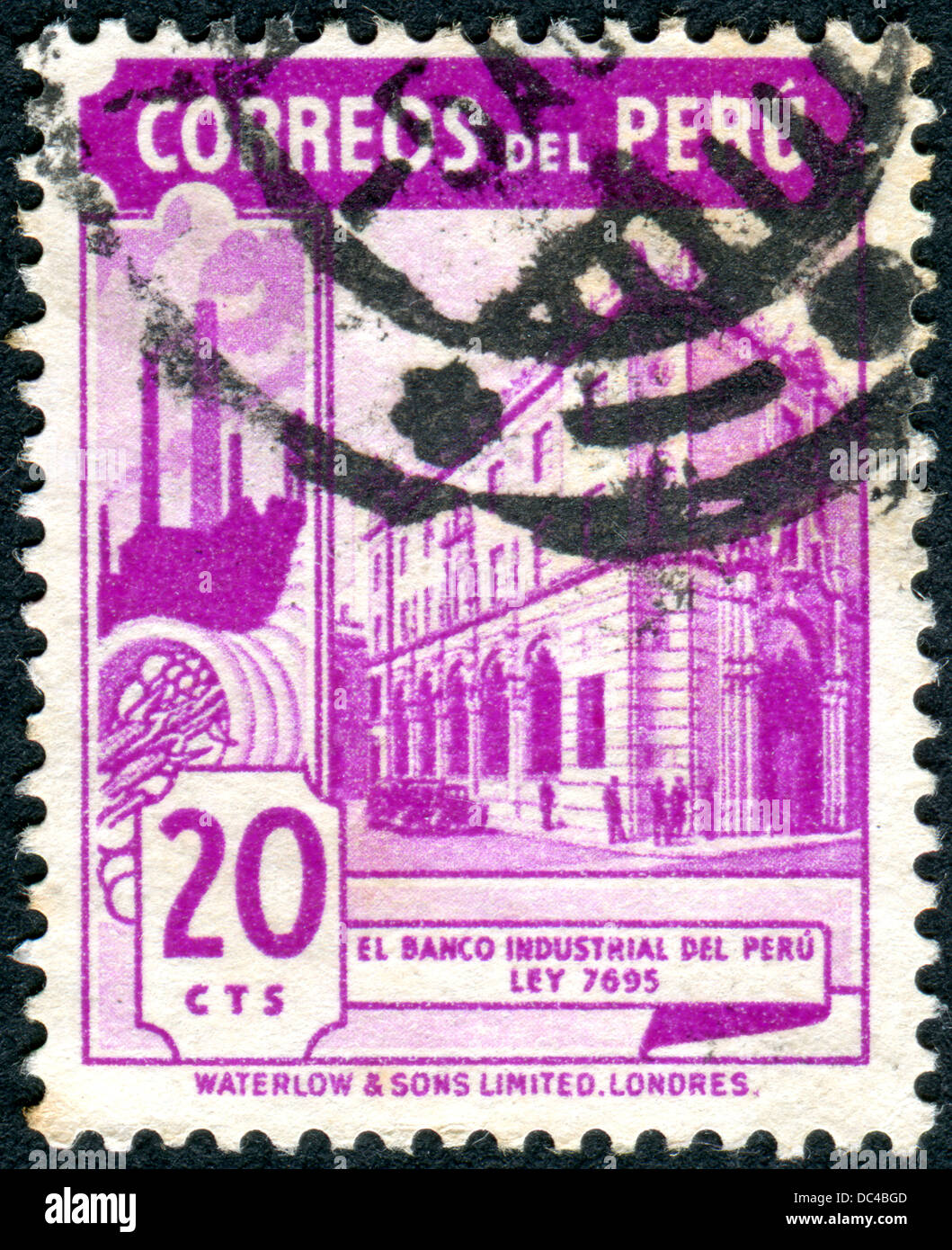 Pérou - VERS 1938 : timbre imprimé au Pérou montre la Banque industrielle à Lima, vers 1938 Banque D'Images