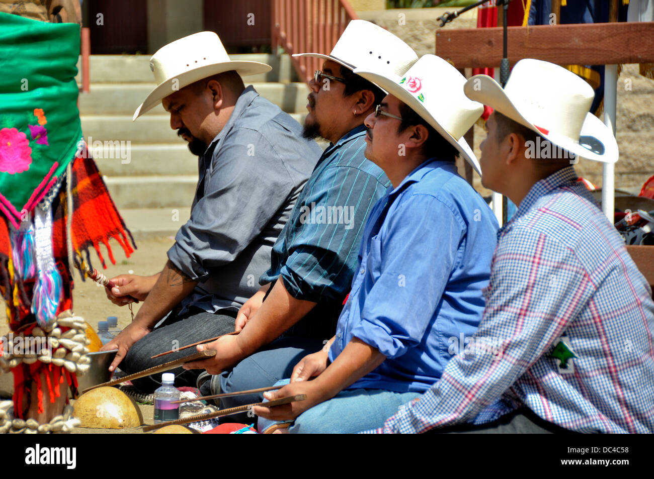 Les musiciens qui accompagnent la danse des cerfs Yaqui Banque D'Images