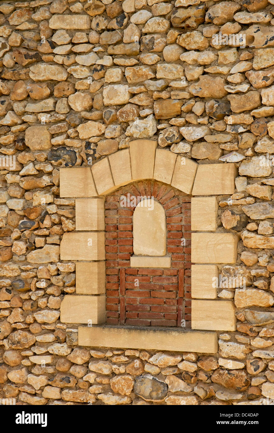 Une fenêtre aveugle décoré dans un mur de pierre, Dordogne, France Banque D'Images