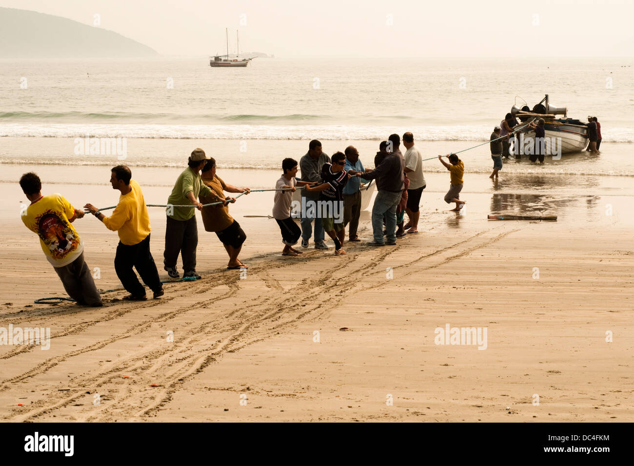 Au pêcheur traditionnel local travaillant à la plage la plage de Florianopolis, Santa Catarina, Brésil du Sud Banque D'Images