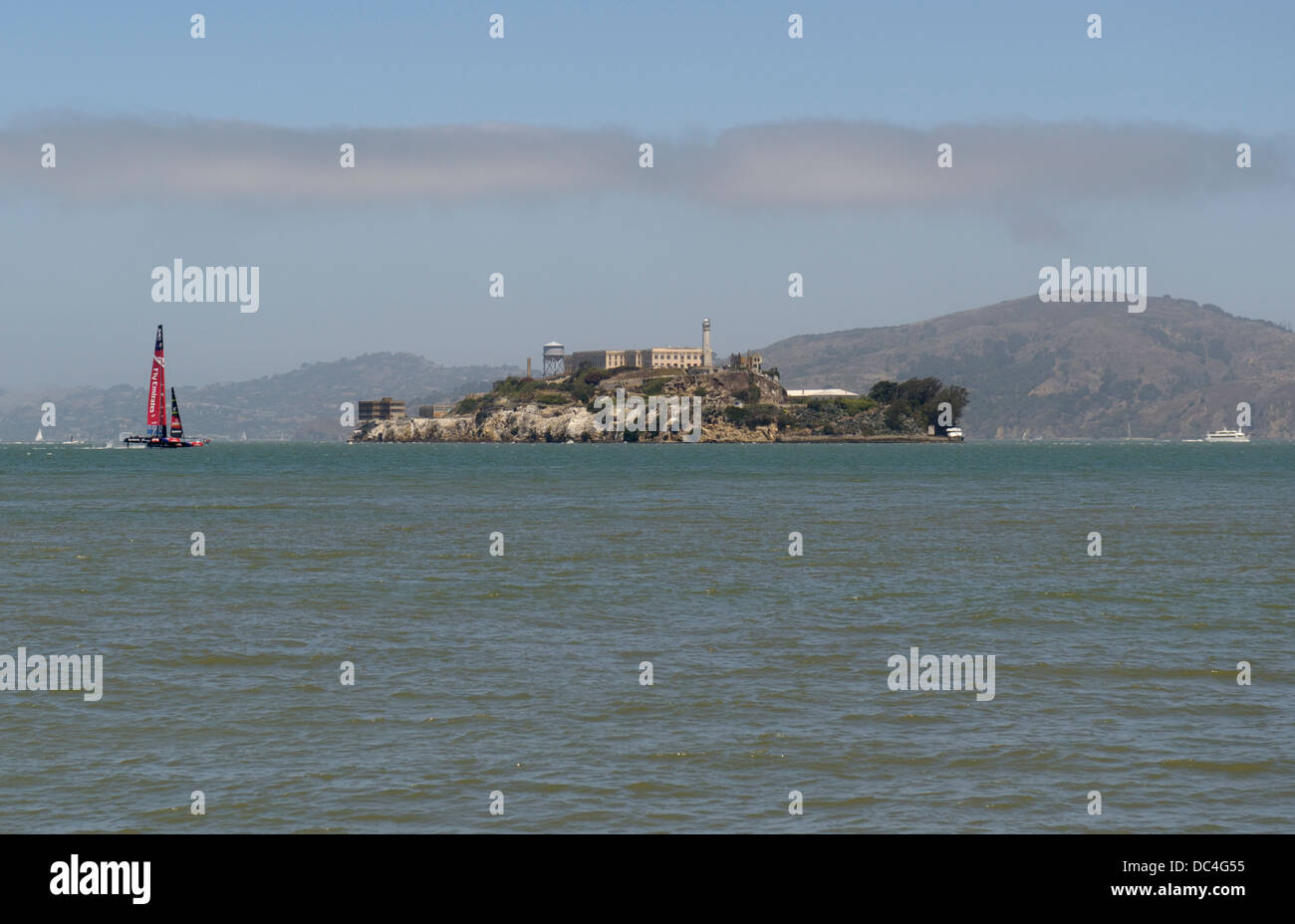 Baie de San Francisco avec l'île d'Alcatraz et d'une America's Cup yacht, San Francisco, CA Banque D'Images