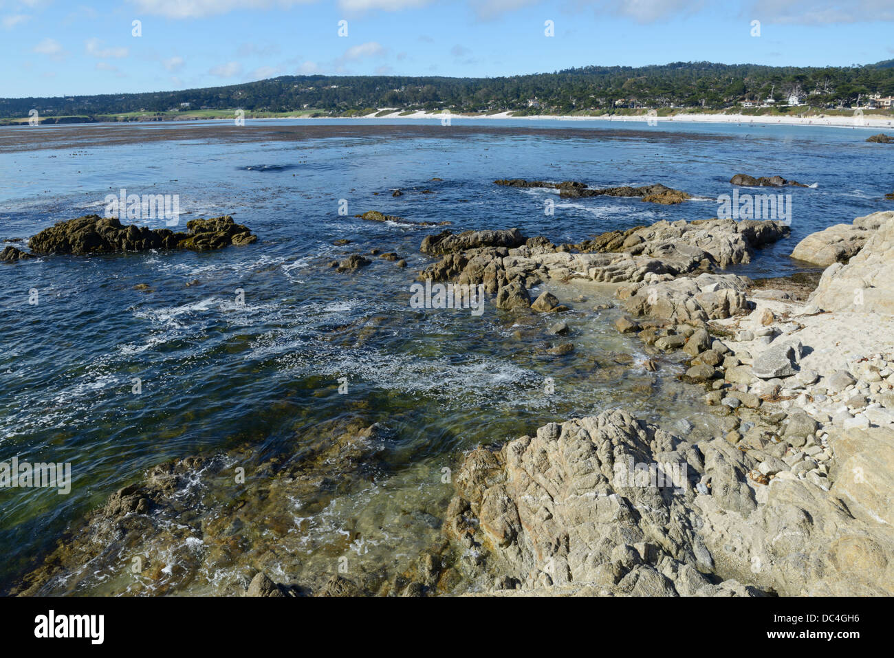 Carmel Beach avec Pebble Beach Golf Course à la distance Banque D'Images