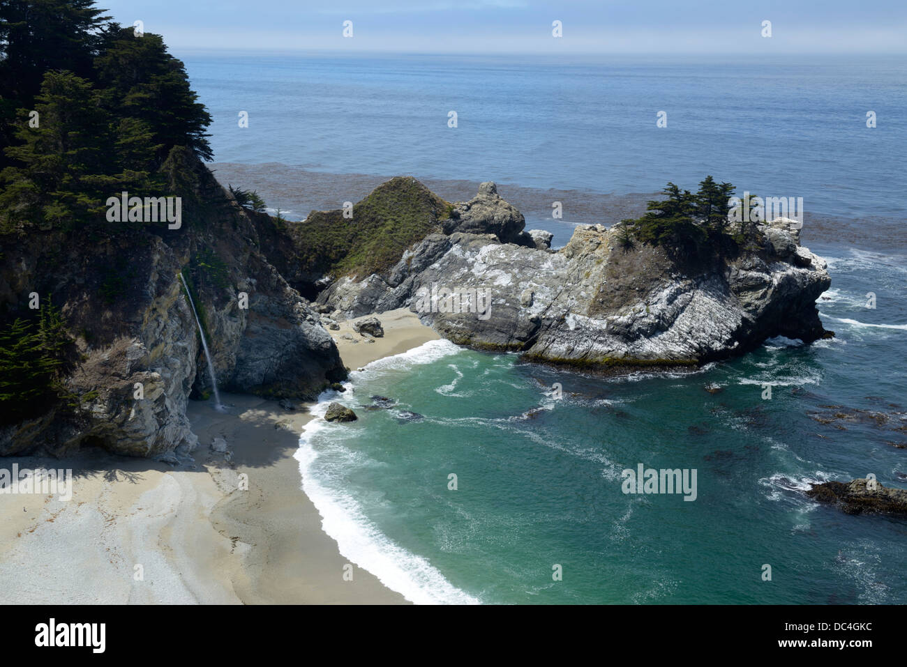 McWay cascade, Julia Pfeiffer Burns State Park, Big Sur, CA Banque D'Images