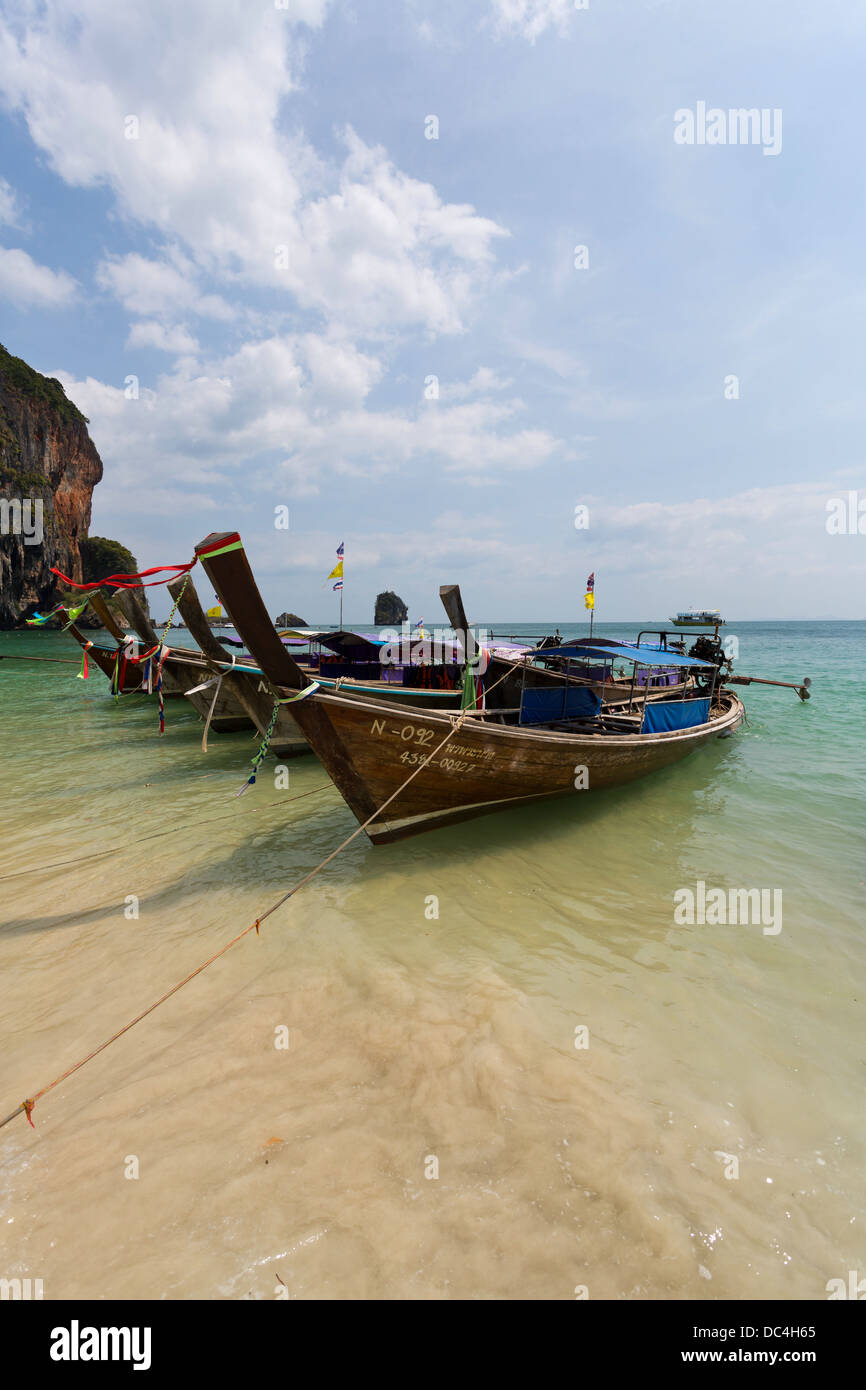Sur les ferry-boats traditionnels en Railay Beach la province de Krabi, Thaïlande Banque D'Images