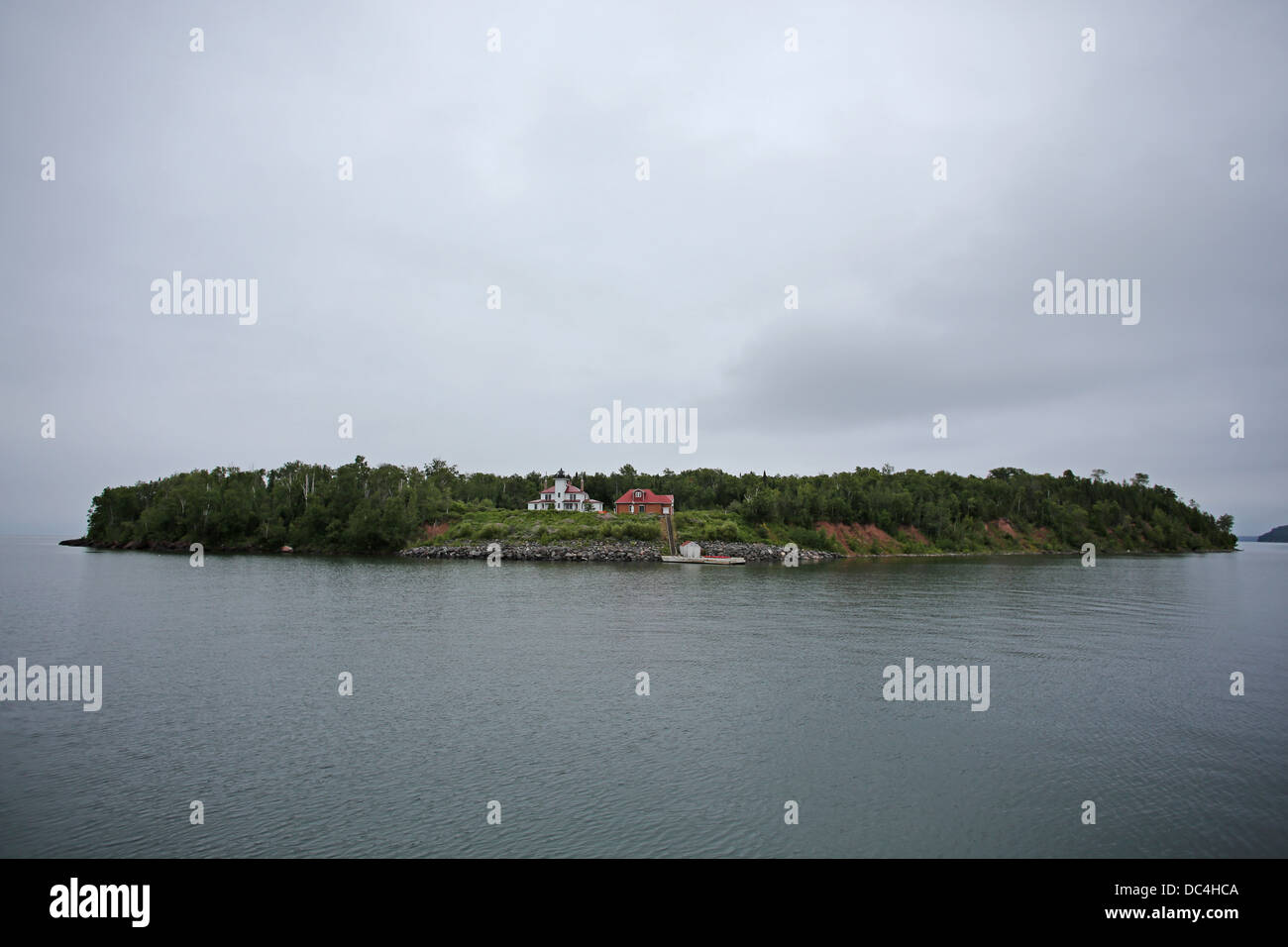 Une vue de l'eau de l'île de framboise dans des îles Apostle Islands National Lakeshore, Apôtre, Wisconsin. Banque D'Images