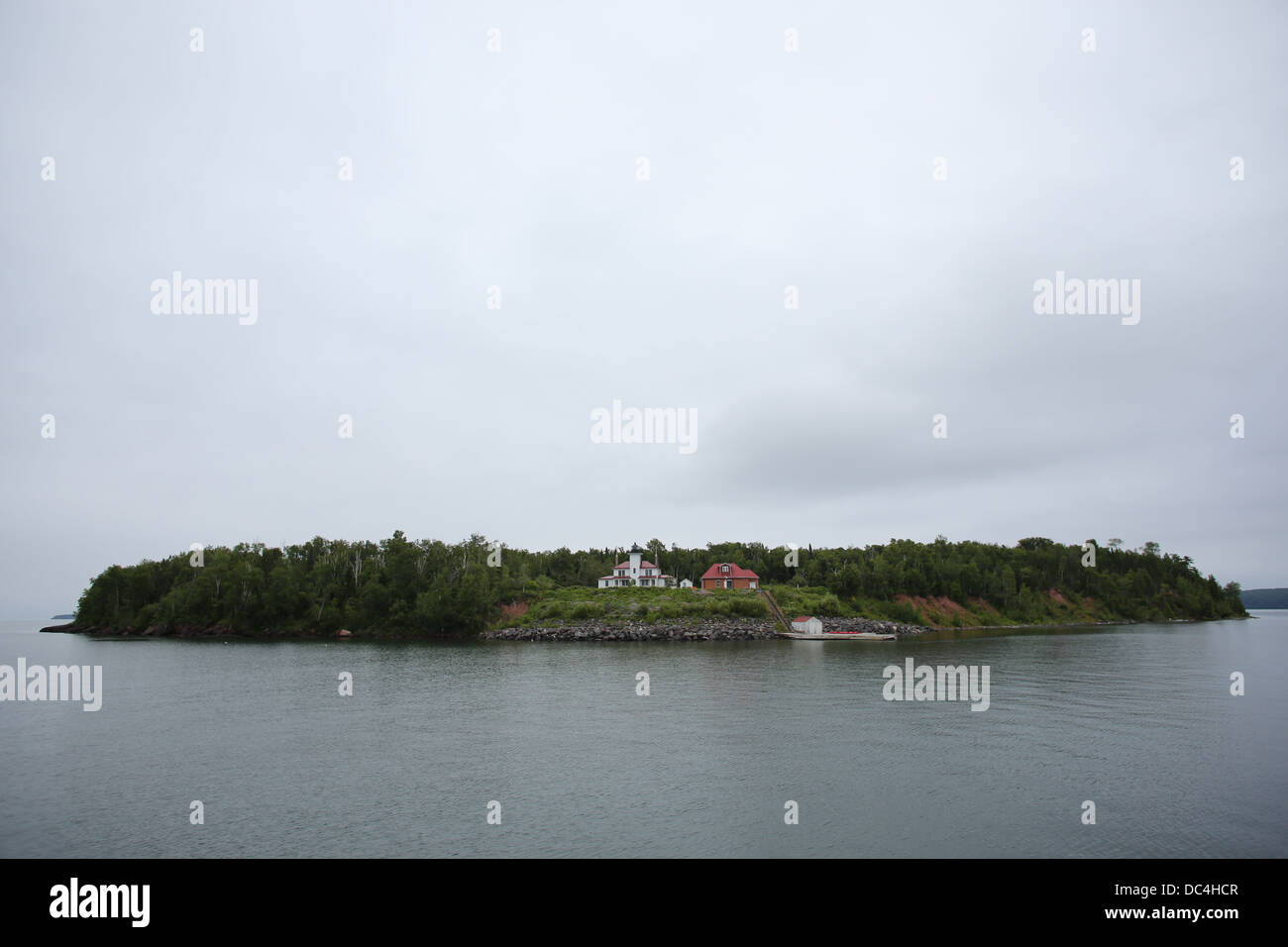 Une vue de l'eau de l'île de framboise dans des îles Apostle Islands National Lakeshore, Apôtre, Wisconsin. Banque D'Images