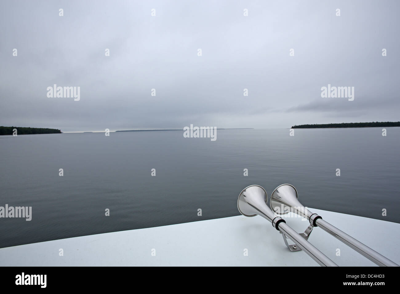 Vue d'un bateau sur le lac Supérieur, à l'Apôtre îles près de Bayfield, Wisconsin. Banque D'Images
