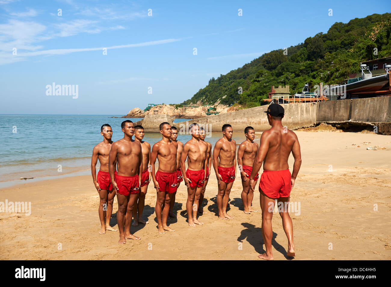 Les joints de la Marine taïwanaise, surnommé 'train' hommes-grenouilles et de faire les exercices pour rester en forme sur la plage de l'île de Matsu Nangan. Banque D'Images