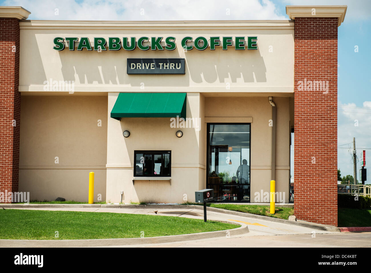 Dur à côté de la fenêtre du café Starbucks dans north Oklahoma City, Oklahoma, USA. Banque D'Images
