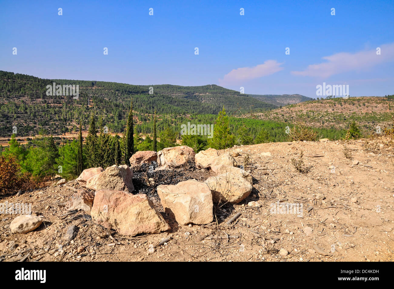 Cheminée sur la colline, vue sur les montagnes de Jérusalem Banque D'Images