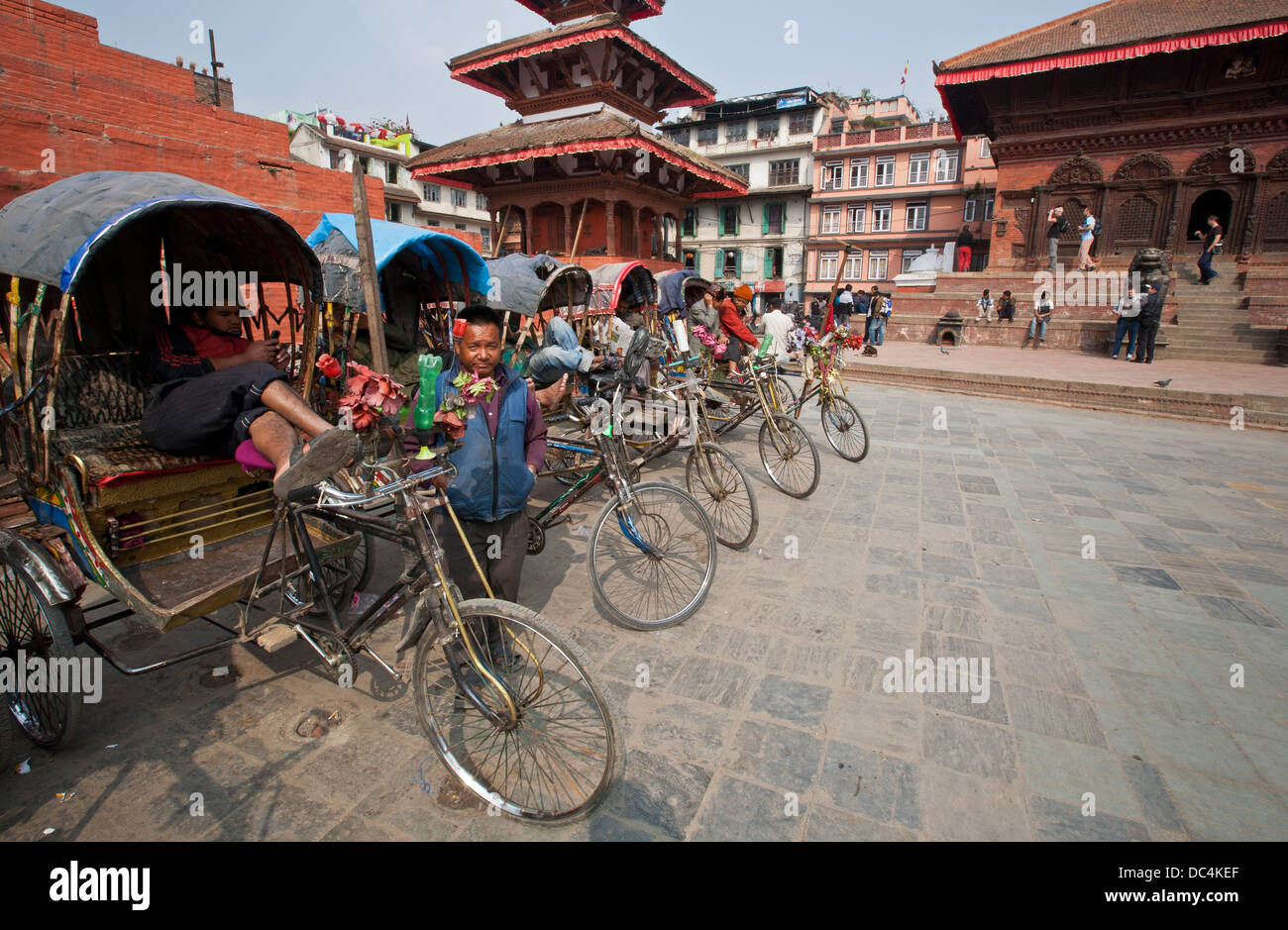 Les pousse-pousse attendre une course jusqu'à Durbar Square, Katmandou. Banque D'Images