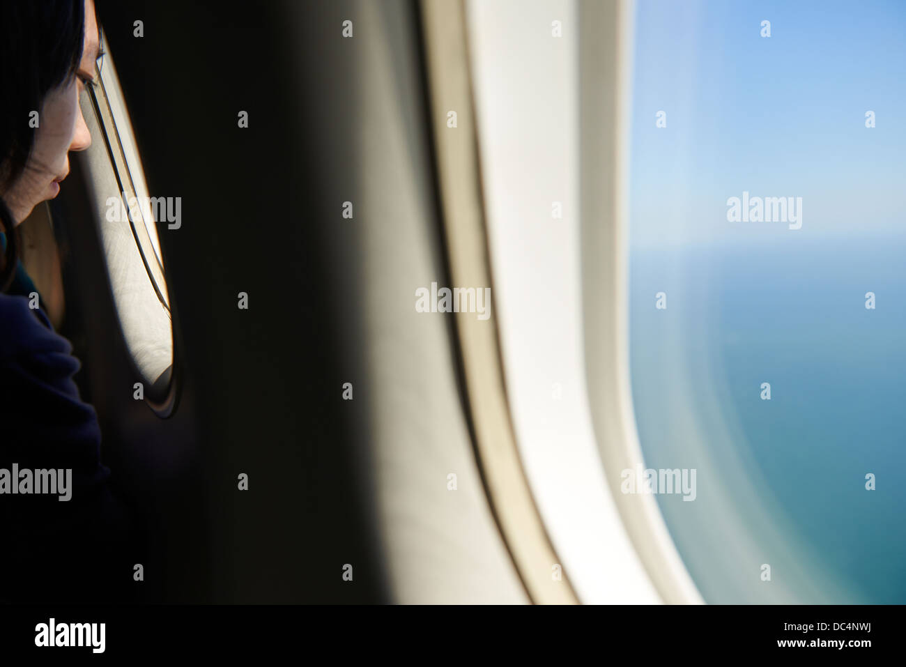Une fille regarde à partir d'une petite hélice avion survolant les îles Matsu continentale de Taiwan. Banque D'Images