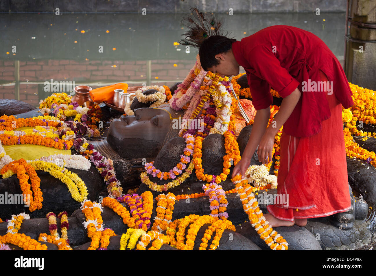 Budhanilkantha, accueil d'une grande statue de Vishnu couché comme Narayan, le créateur de la vie. Banque D'Images