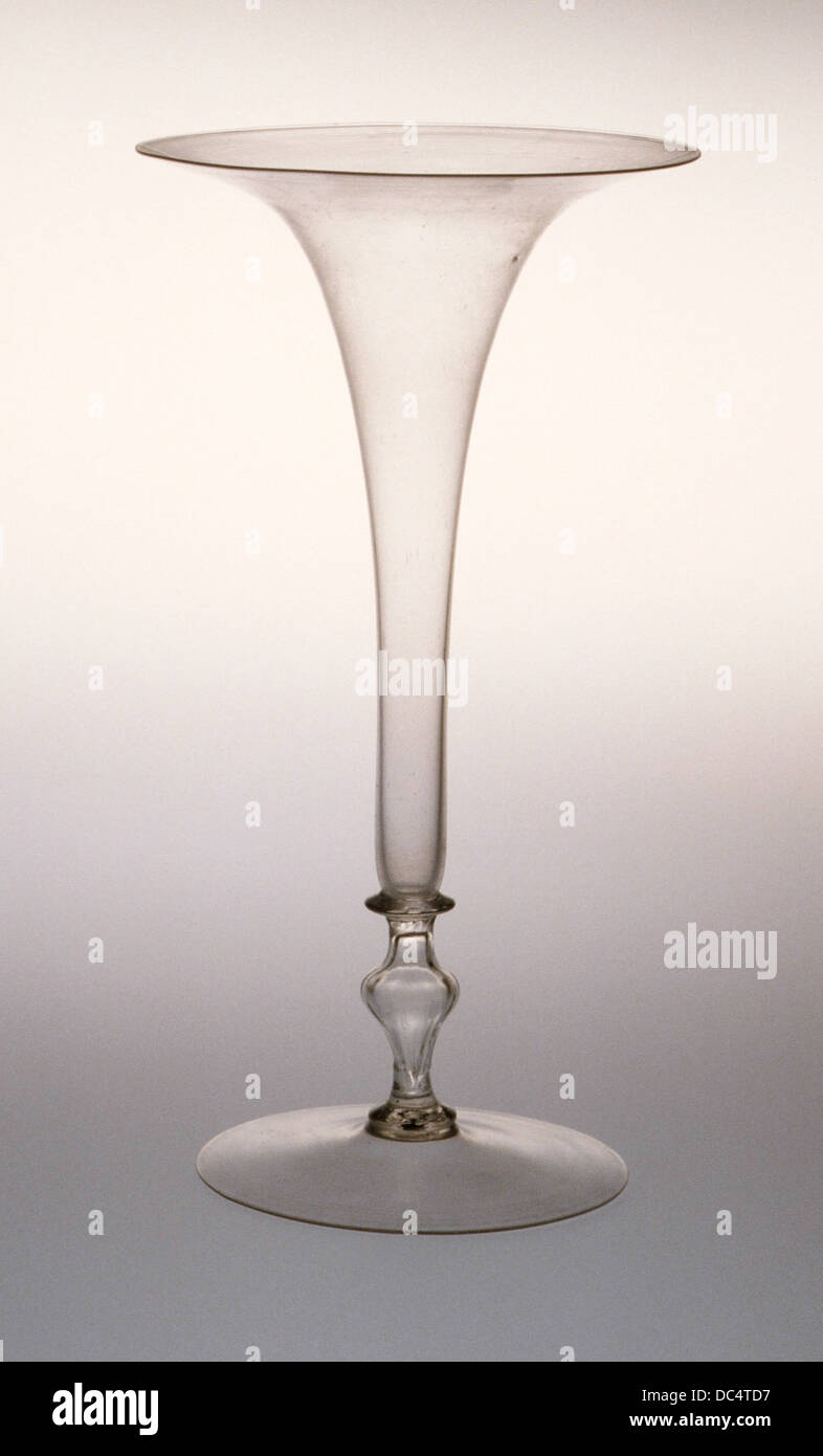 Ce verre à boire (Tazza), de la collection LACMA, est un exemple de verrerie fine, confectionné avec un design complexe et des détails typiques de son époque. Il met en évidence les techniques artistiques utilisées dans la création d'objets fonctionnels mais décoratifs dans les cultures anciennes. Banque D'Images
