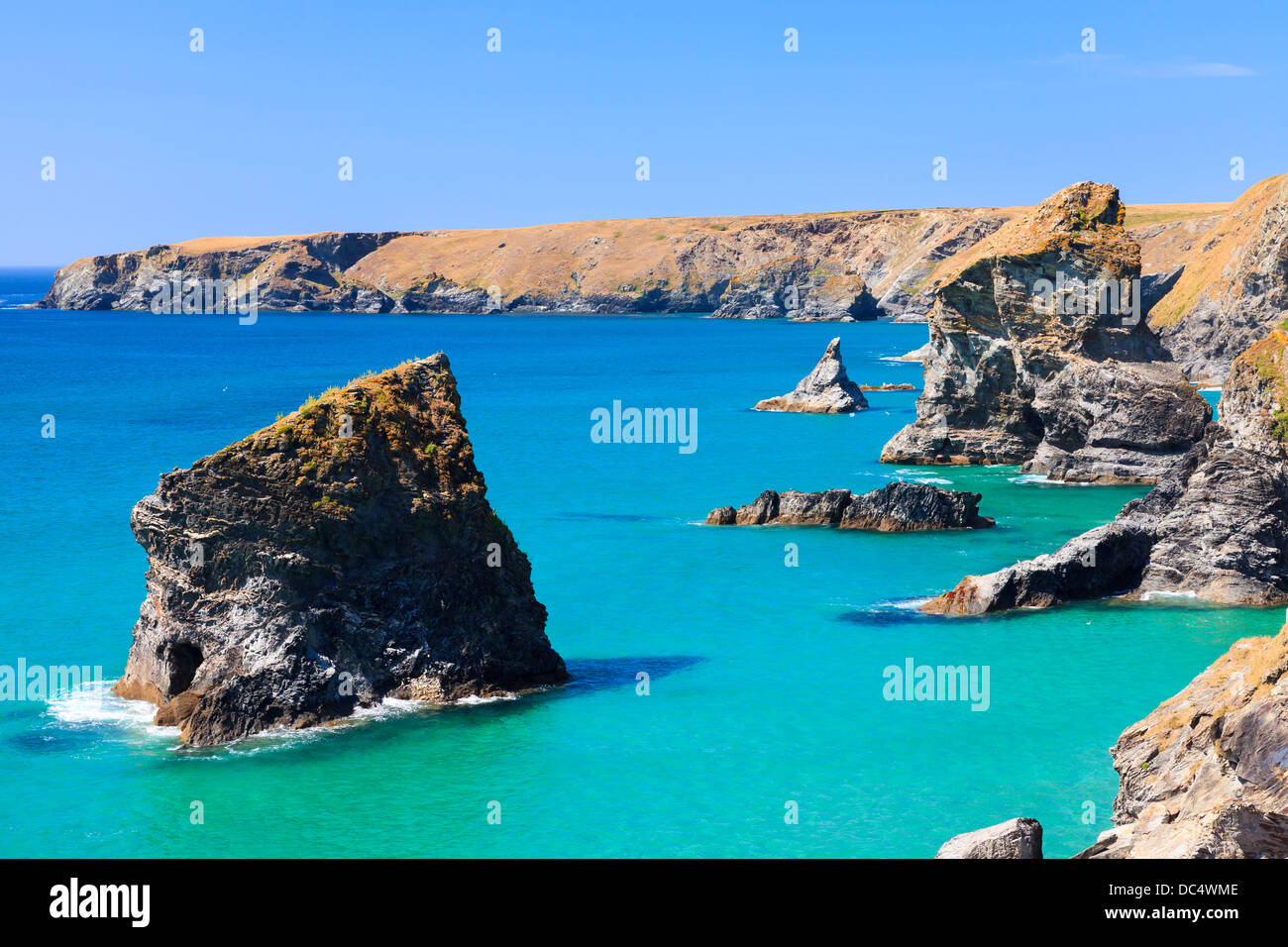 Été et mer turquoise à Bedruthan Steps Cornwall England UK Banque D'Images Été et mer turquoise à Bedruthan Steps Cornwall England UK Banque D'Images