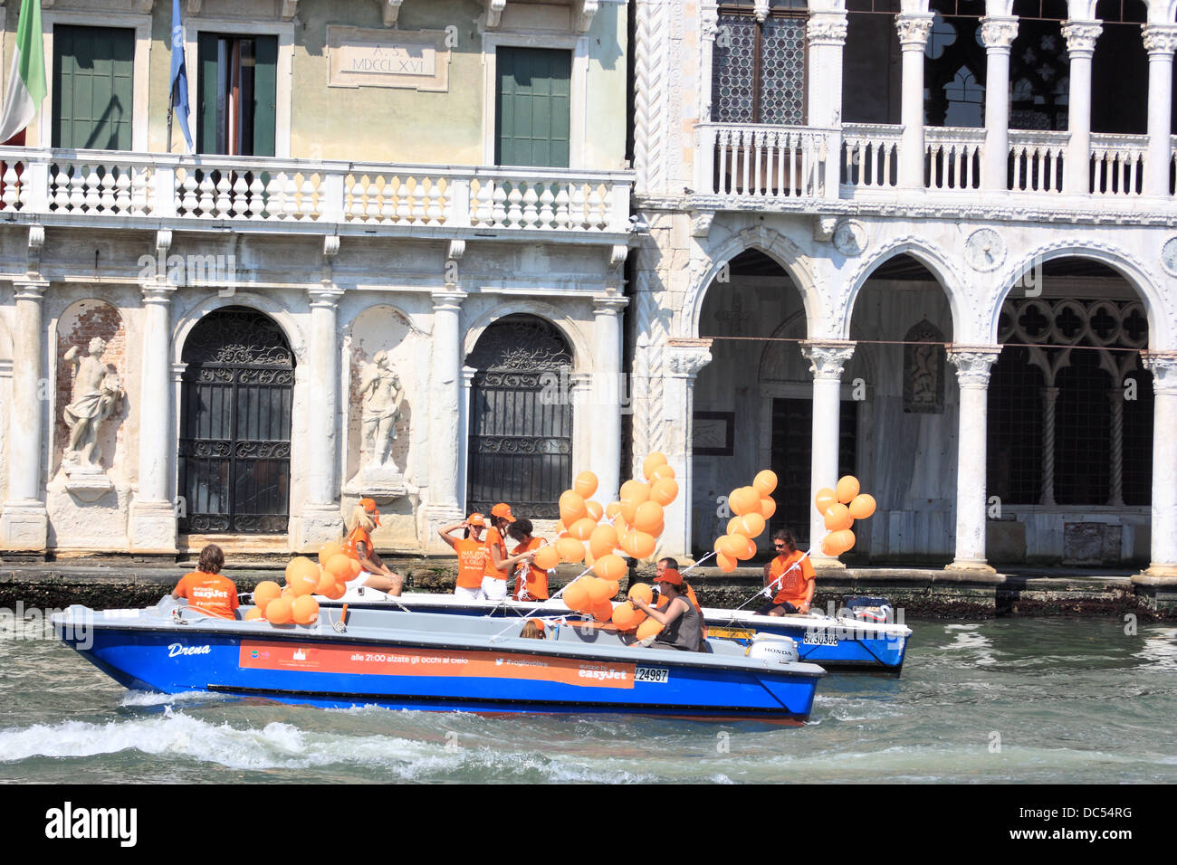 Campagne de publicité d'EasyJet à Venise : 'alle 21:00 alzate gli occhi al cielo' # vogliovolare Banque D'Images