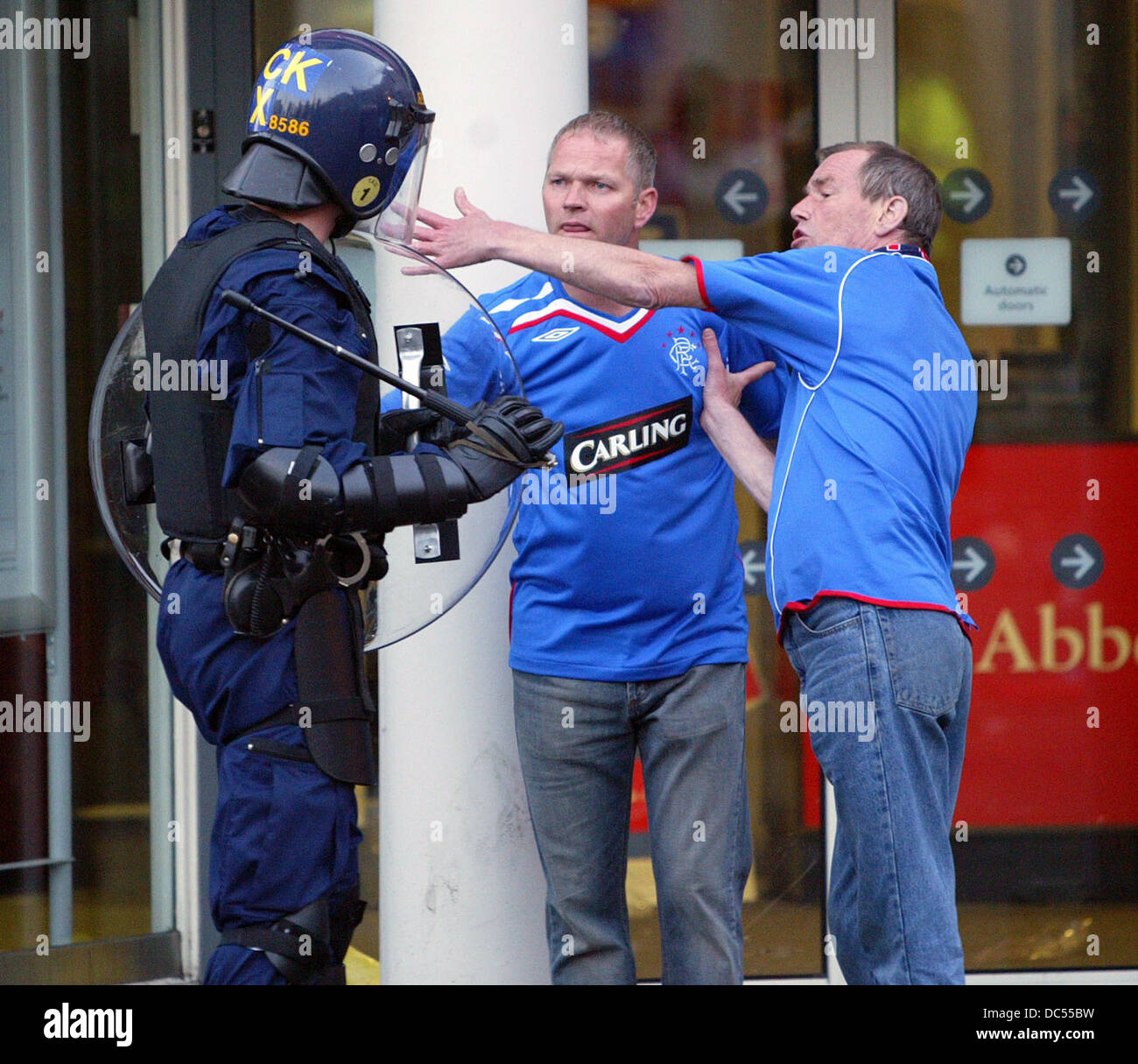 En conflit avec la police des fans des Glasgow Rangers dans les rues de Manchester après la finale de la coupe de l'UEFA avec Zenit St Petersburg Banque D'Images