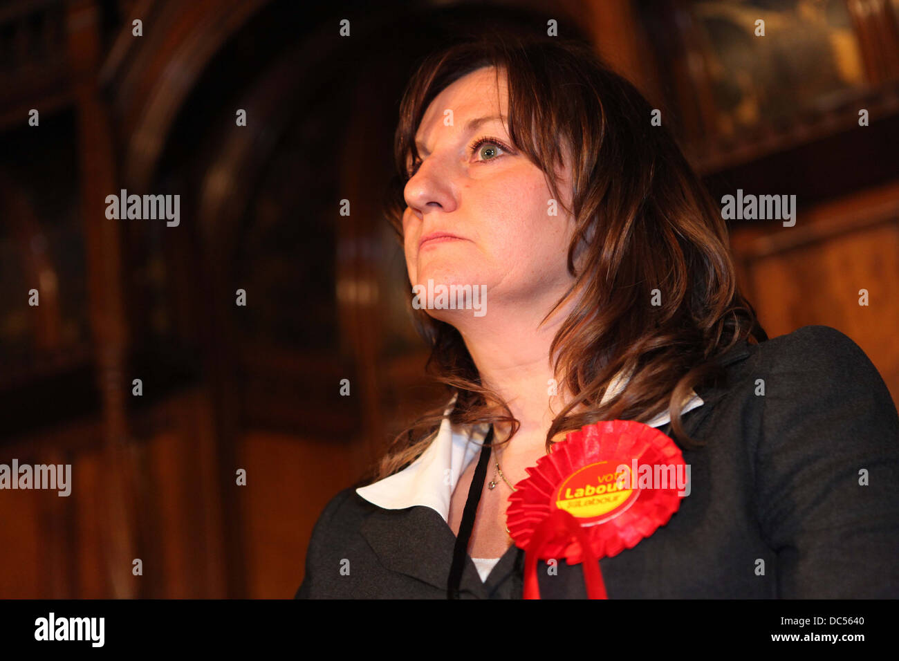 Les élections du Parlement européen dans le Nord Ouest résultats nuit à l'Hôtel de ville de Manchester. Gagnant de la main-d'Arlene McCarthy. Banque D'Images