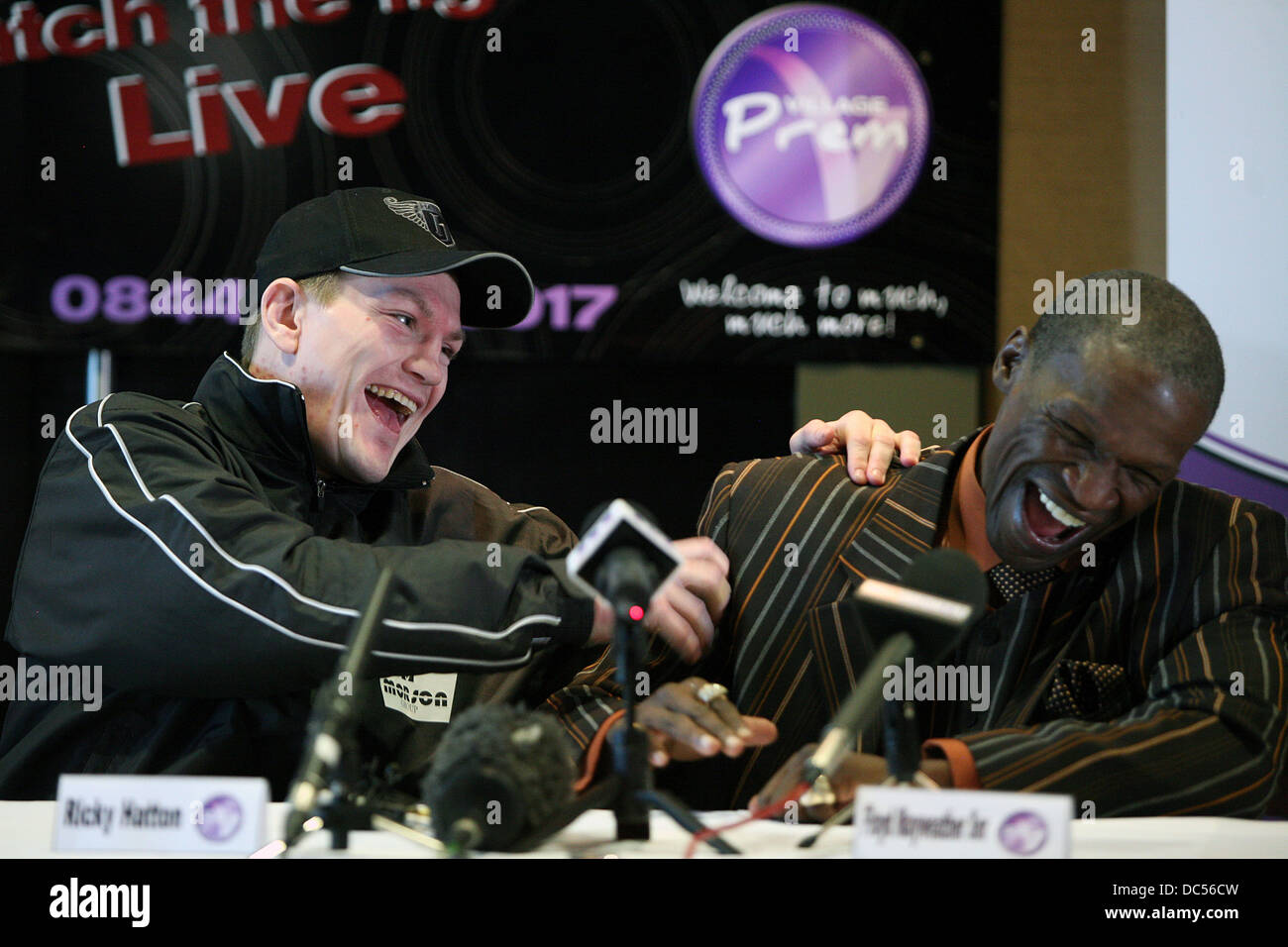 Ricky Hatton et nouvel entraîneur Floyd Mayweather Senior à l'hôtel Village, Ashton Sous Lyne 2008. Banque D'Images