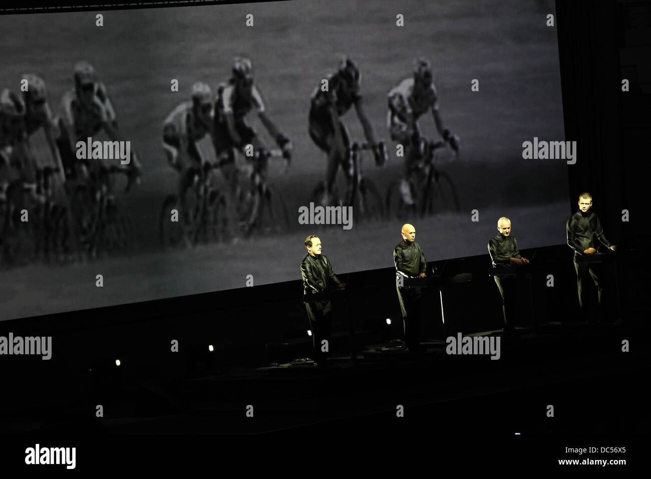 Manchester International Festival Concert au vélodrome. Kraftwerk sur scène. Banque D'Images