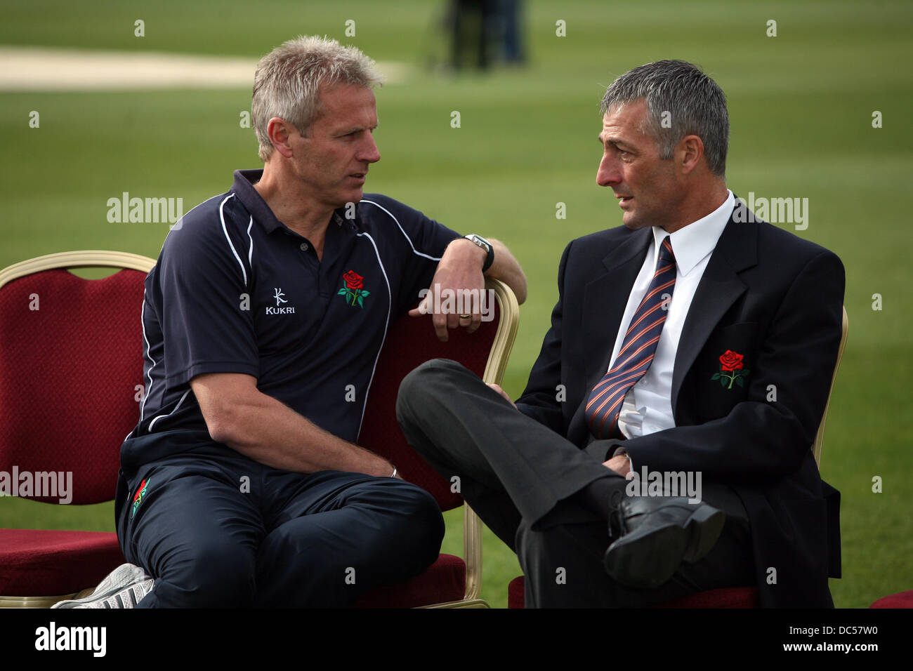 Le Lancashire County Cricket Club photocall le 6 avril 2009. Mike Watkinson (R) s'entretient avec Peter Moores. Banque D'Images