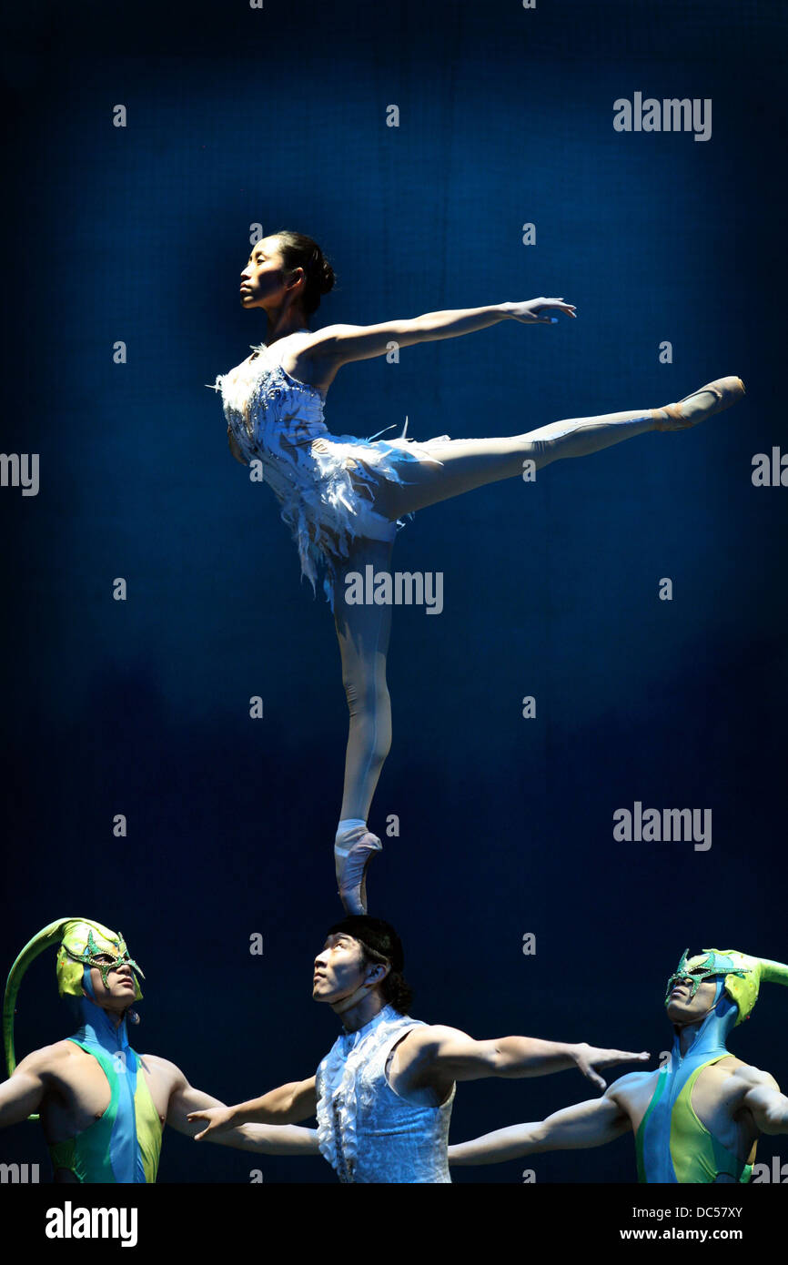 L'acrobatique chinois Swan Lake en répétition au théâtre Lowry. Banque D'Images
